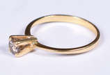 Solitário de ouro amarelo 18 k, 1 brilhante ros... - Solitário de ouro amarelo 18 k, 1 brilhante rosa de  0,25 ct. Aro 15. (Por questão de segurança a peça não se encontra na loja).