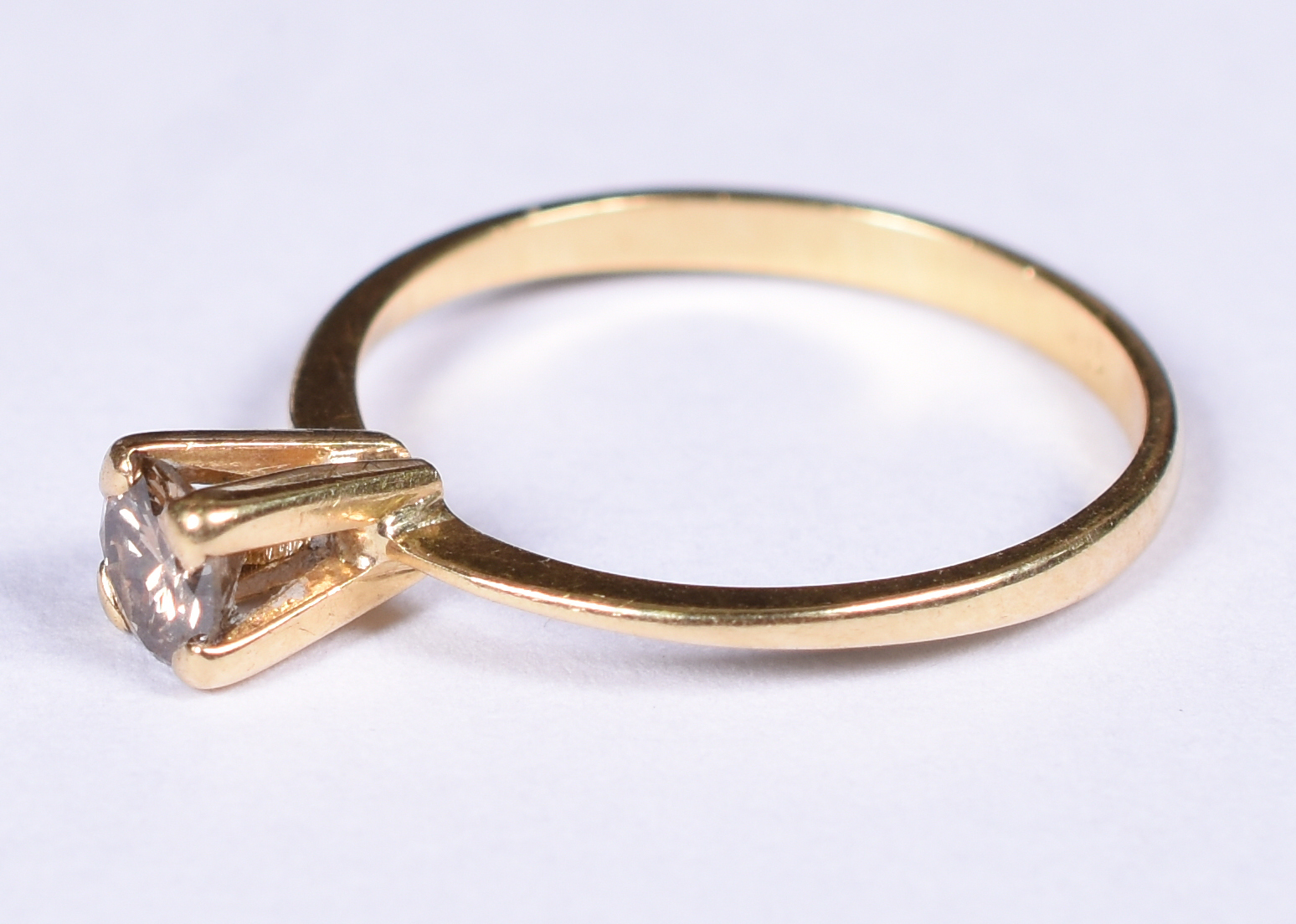 Solitário de ouro amarelo 18 k, 1 brilhante rosa de 0,25 ct. Aro 15... - foto 2 de 4