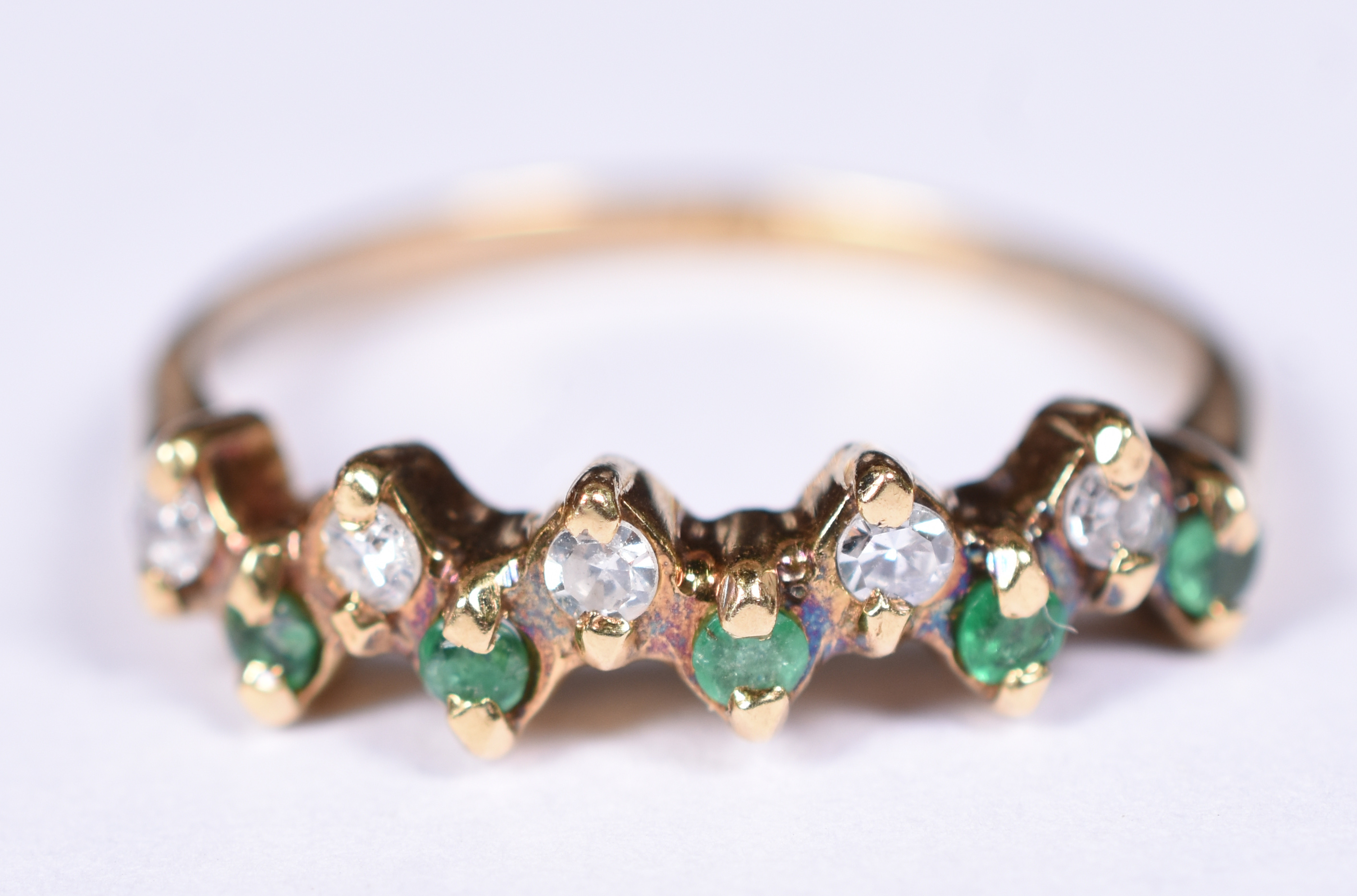 Anel de ouro amarelo 18 k, 5 brilhantes e esmeraldas. Aro 16. (Por... - foto 1 de 4