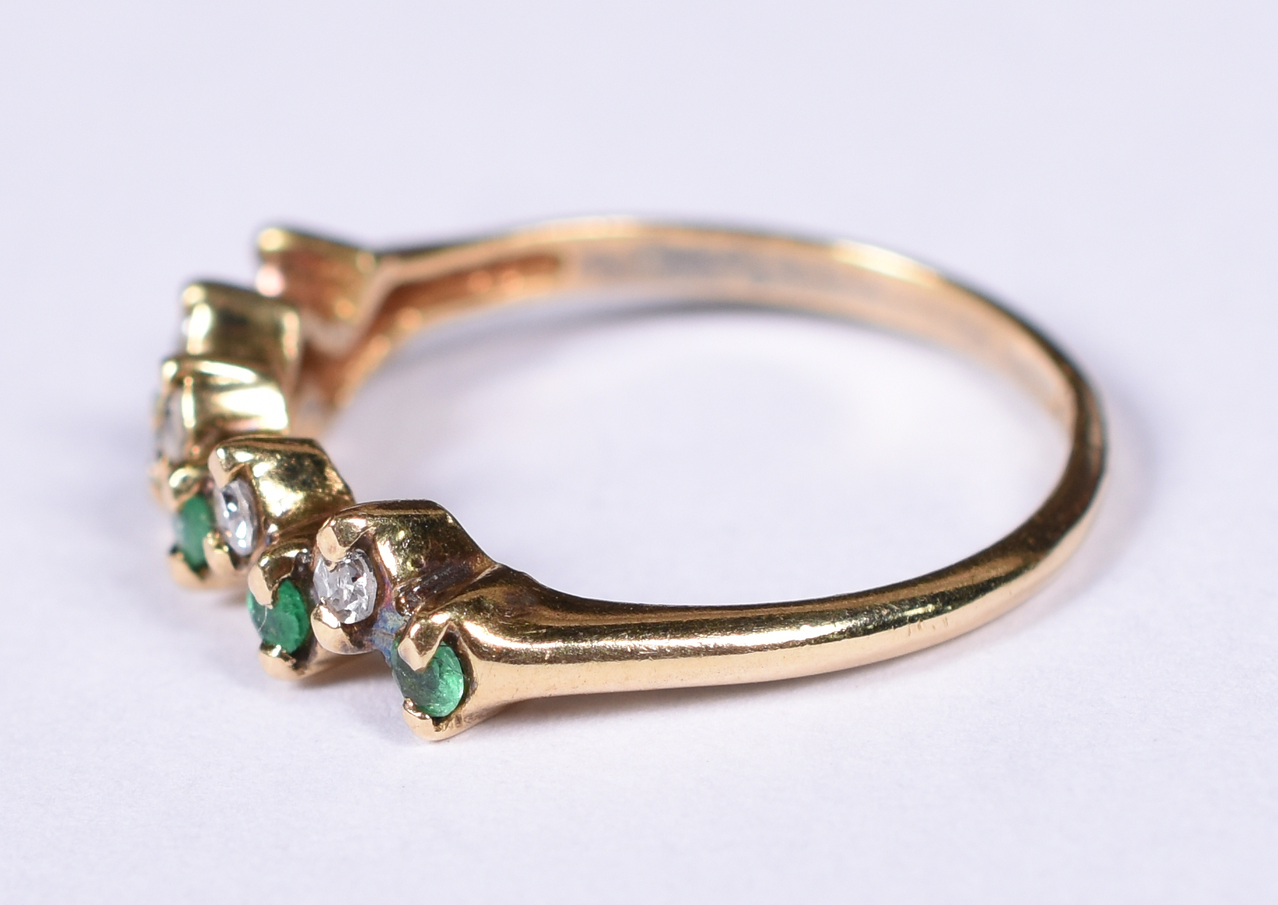 Anel de ouro amarelo 18 k, 5 brilhantes e esmeraldas. Aro 16. (Por... - foto 2 de 4