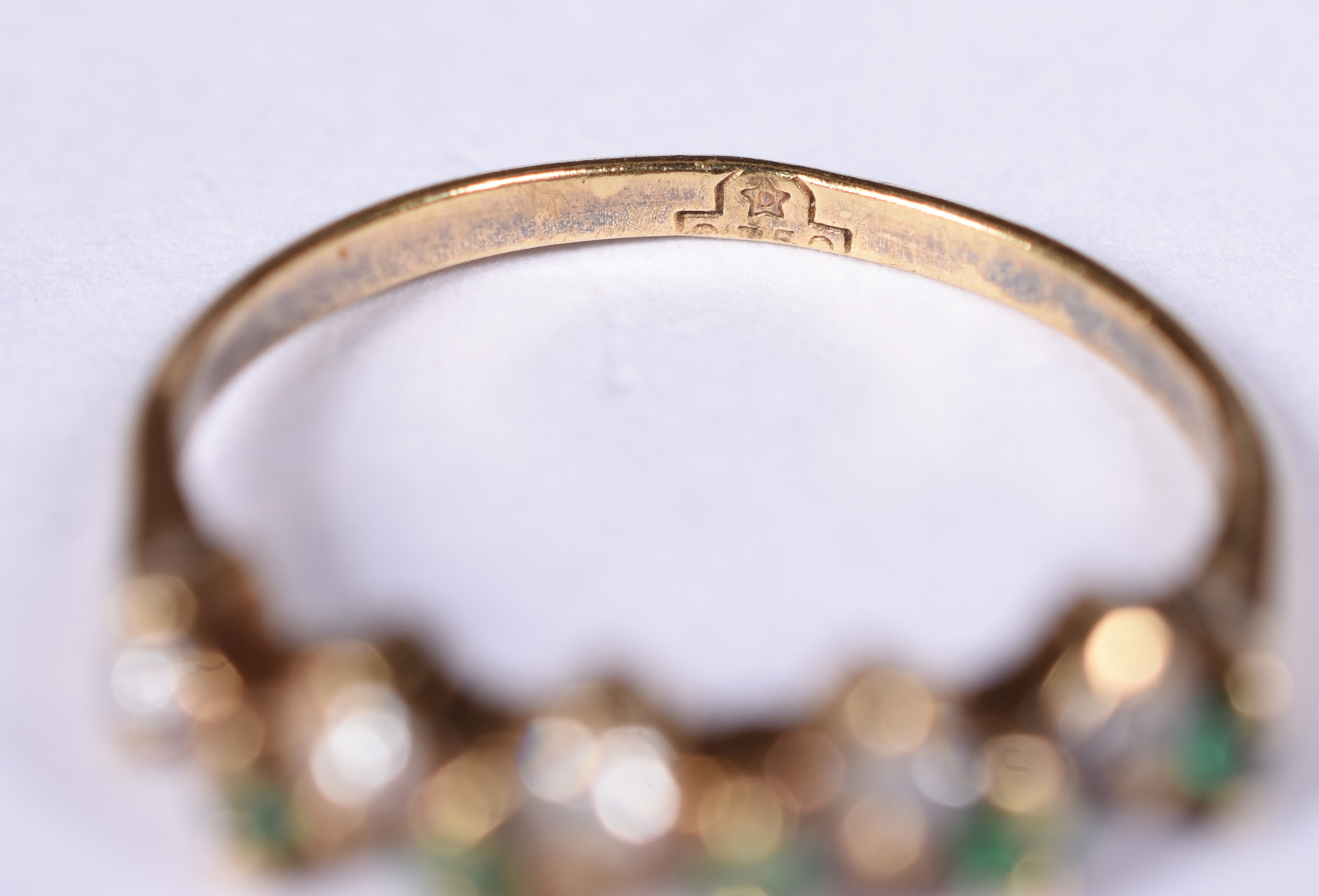 Anel de ouro amarelo 18 k, 5 brilhantes e esmeraldas. Aro 16. (Por... - foto 3 de 4