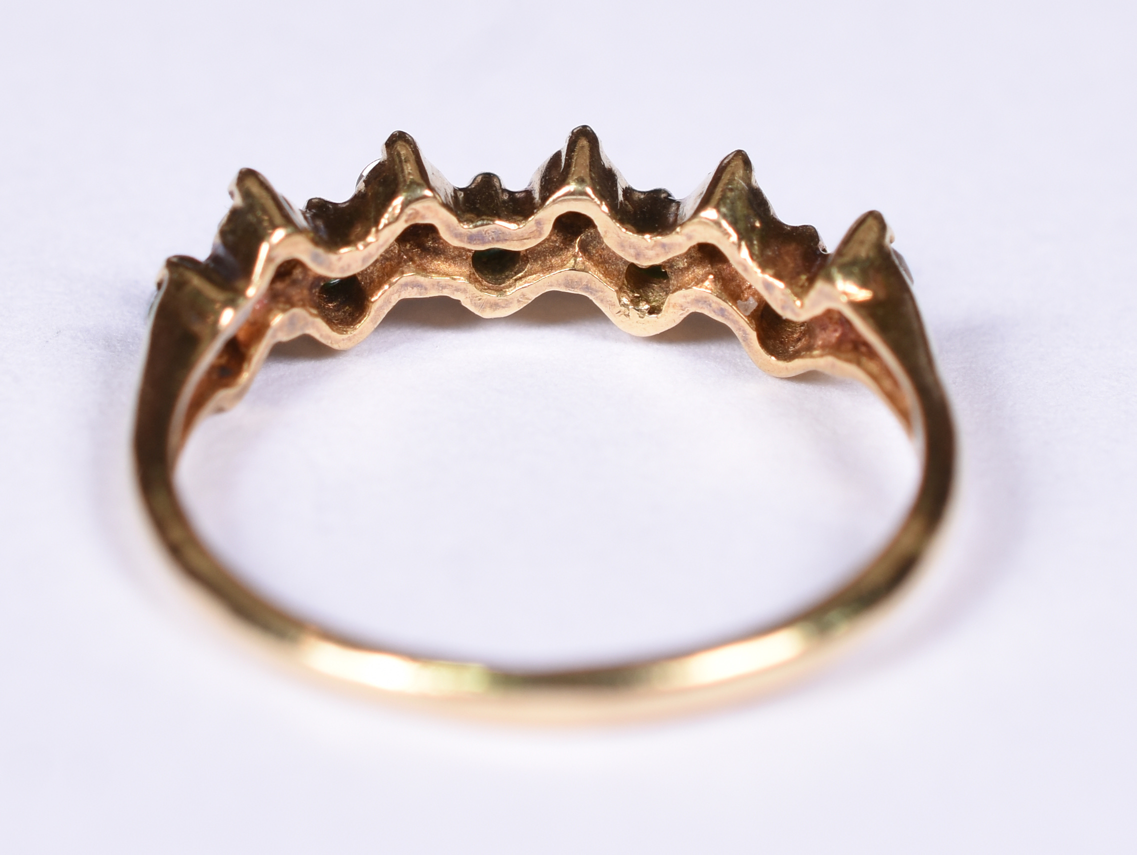 Anel de ouro amarelo 18 k, 5 brilhantes e esmeraldas. Aro 16. (Por... - foto 4 de 4