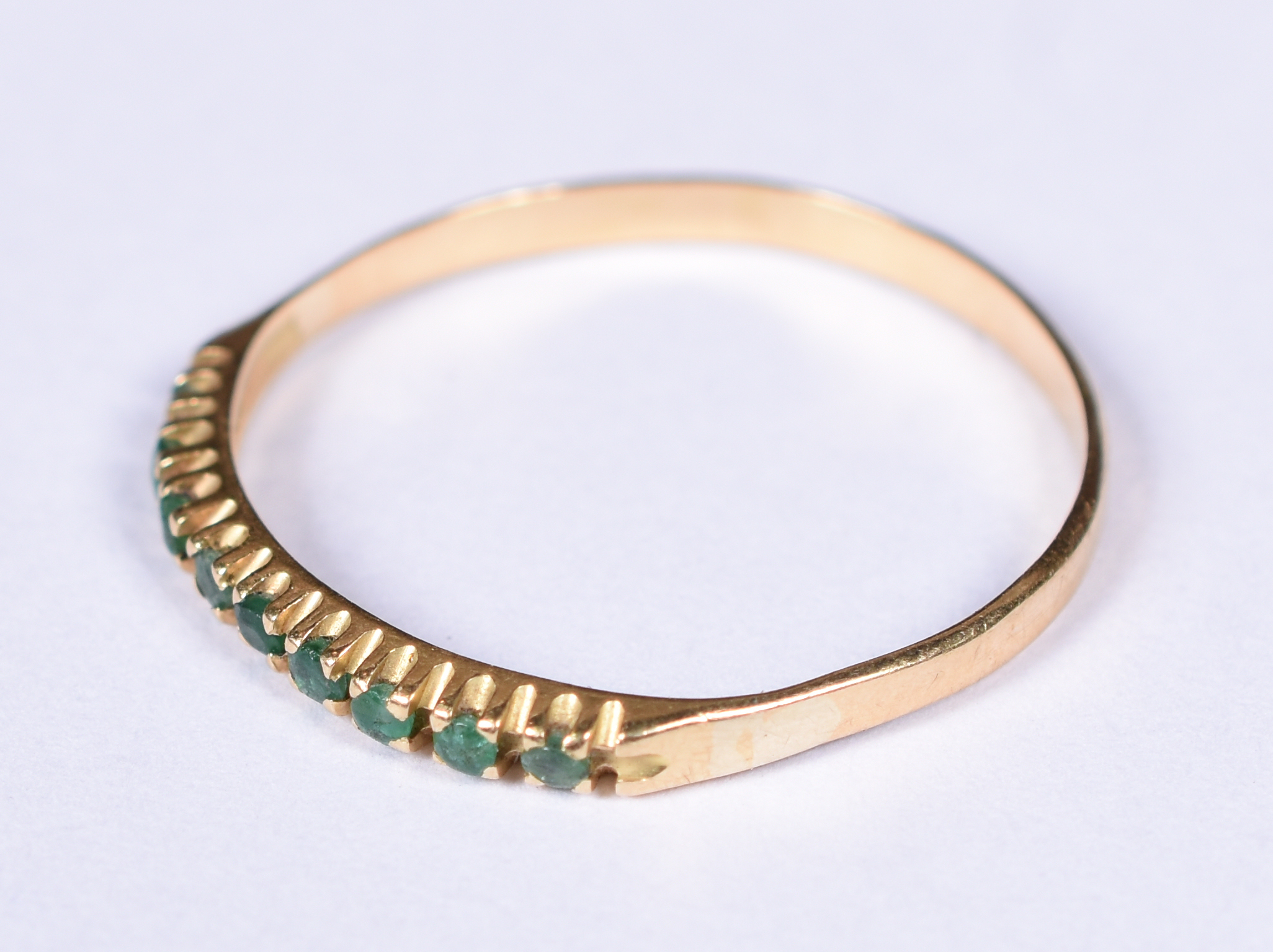 Meia aliança de ouro amarelo 18 k com esmeraldas. Aro 28. (Por... - foto 2 de 3
