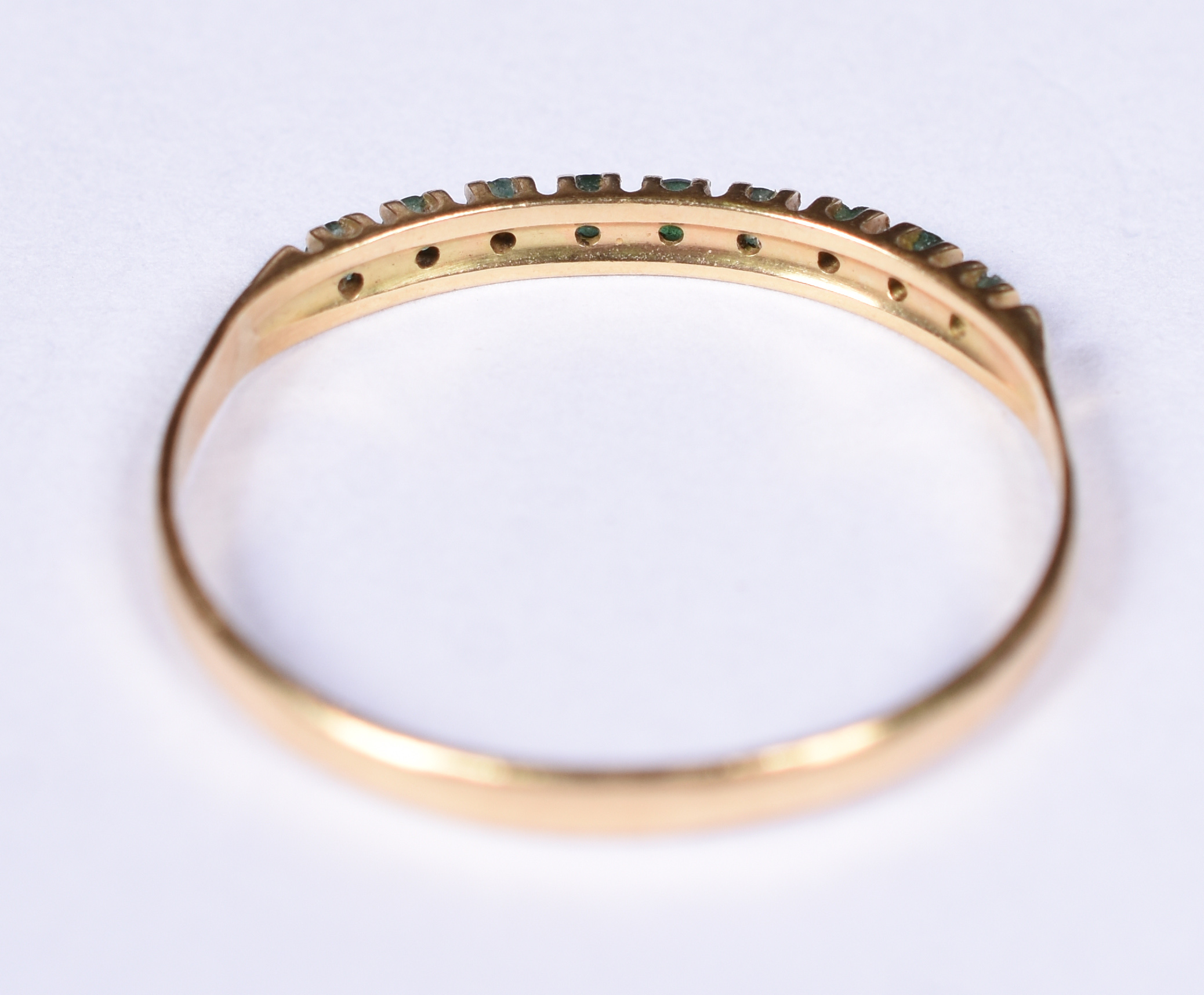 Meia aliança de ouro amarelo 18 k com esmeraldas. Aro 28. (Por... - foto 3 de 3