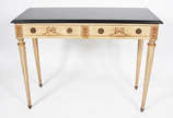 Mesa de encostar de madeira nobre em decapé, du... - Mesa de encostar de madeira nobre em decapé, duas gavetas, pernas cilíndricas e tampo de mármore preto.