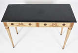 Mesa de encostar de madeira nobre em decapé, du... - Mesa de encostar de madeira nobre em decapé, duas gavetas, pernas cilíndricas e tampo de mármore preto.
