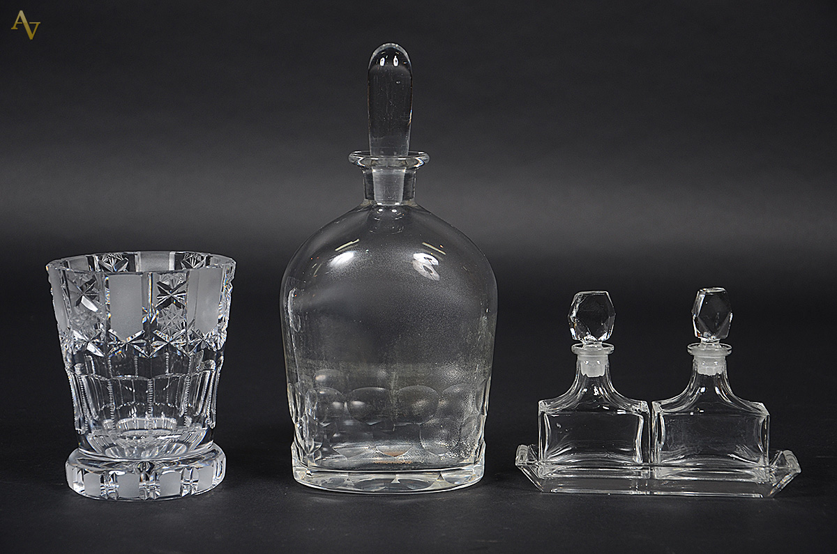 Conjunto com 3 peças de cristal, sendo: licoreira (altura 23,5 cm)...