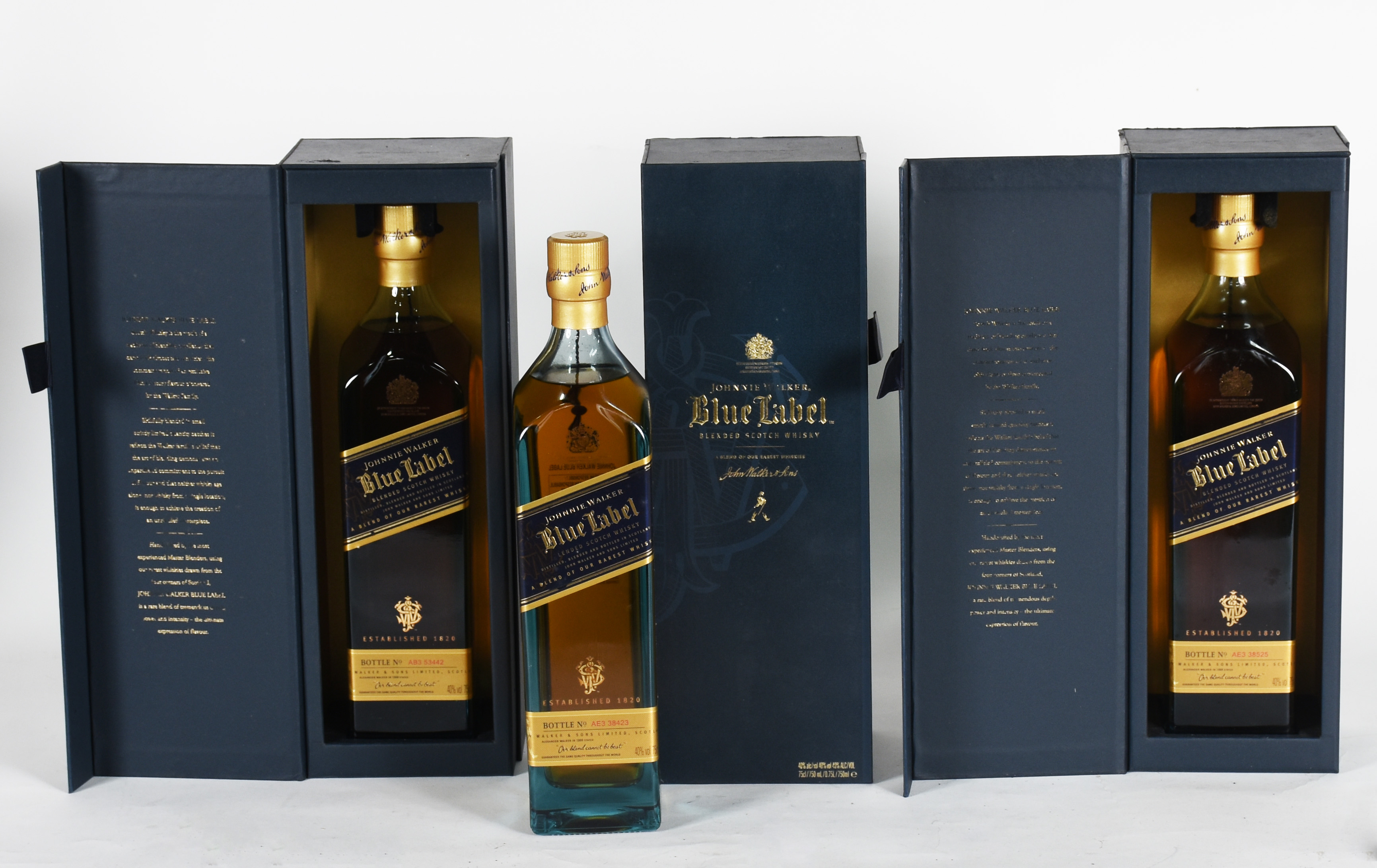 Tres garrafas de Whisky Jonnhie Walker, Blue Label, na embalagem. - foto 1 de 5