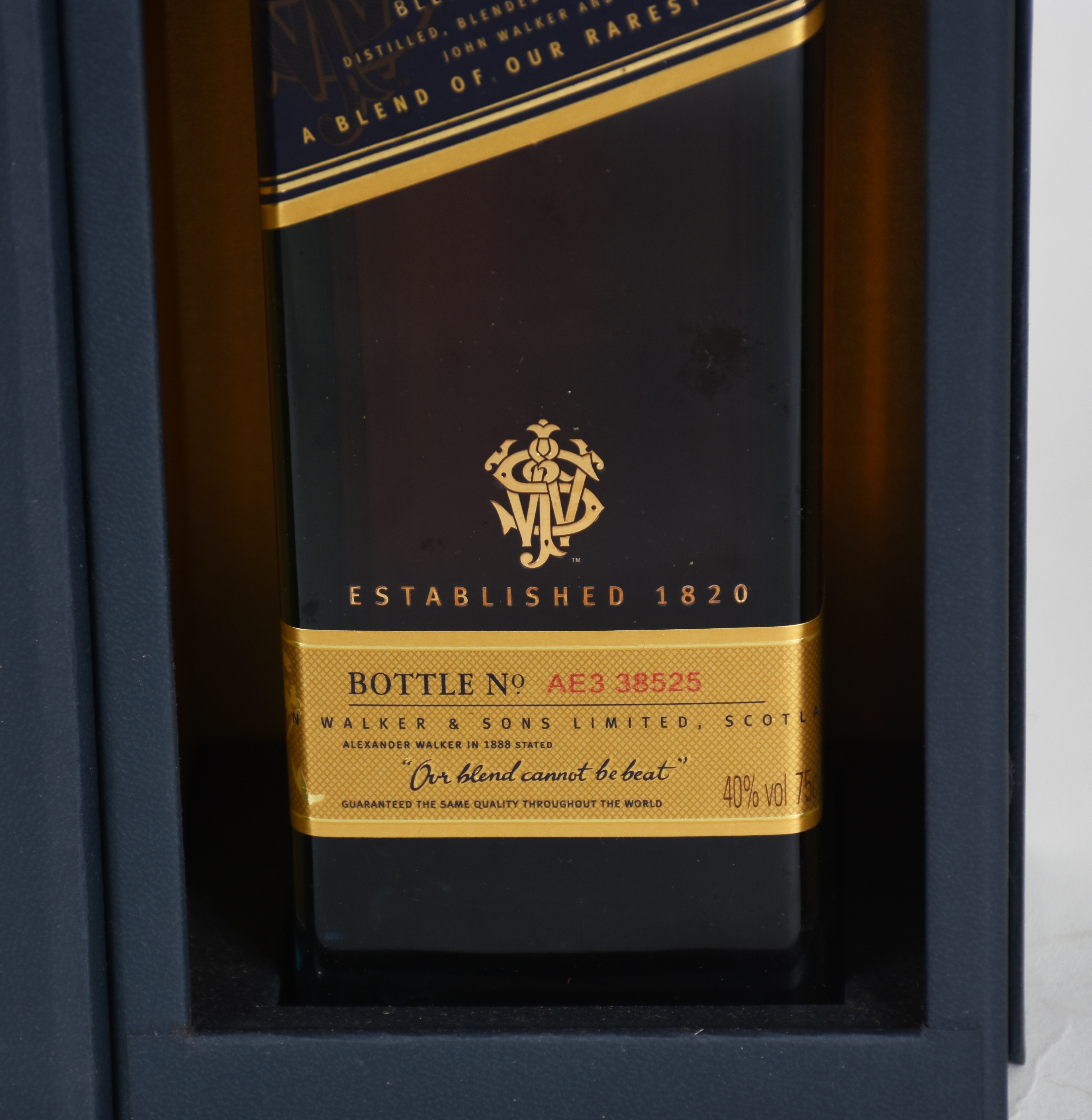 Tres garrafas de Whisky Jonnhie Walker, Blue Label, na embalagem. - foto 4 de 5