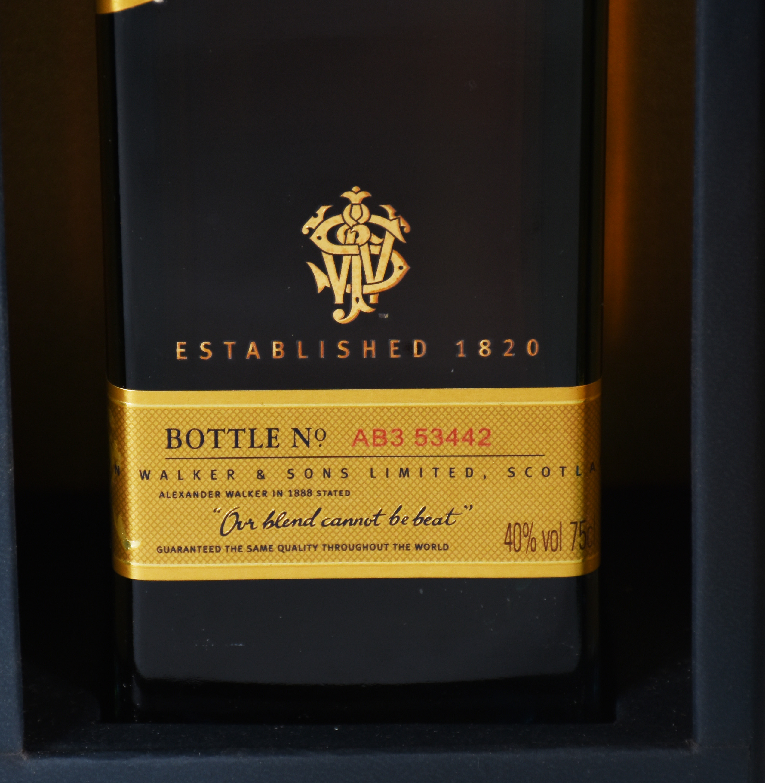Tres garrafas de Whisky Jonnhie Walker, Blue Label, na embalagem. - foto 5 de 5