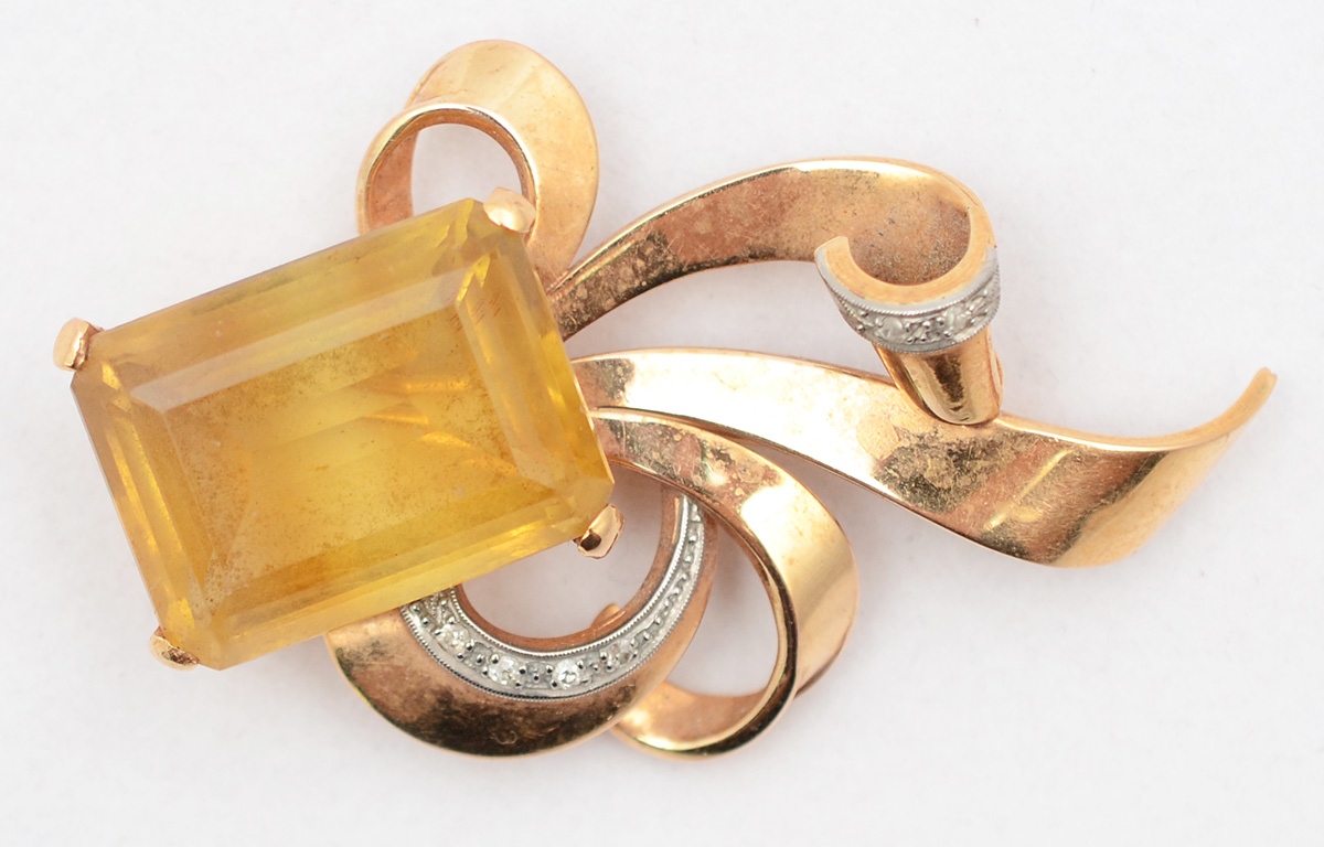 Broche em ouro 18 k e citrino. Peso total 15,8 g - Altura 6 cm.