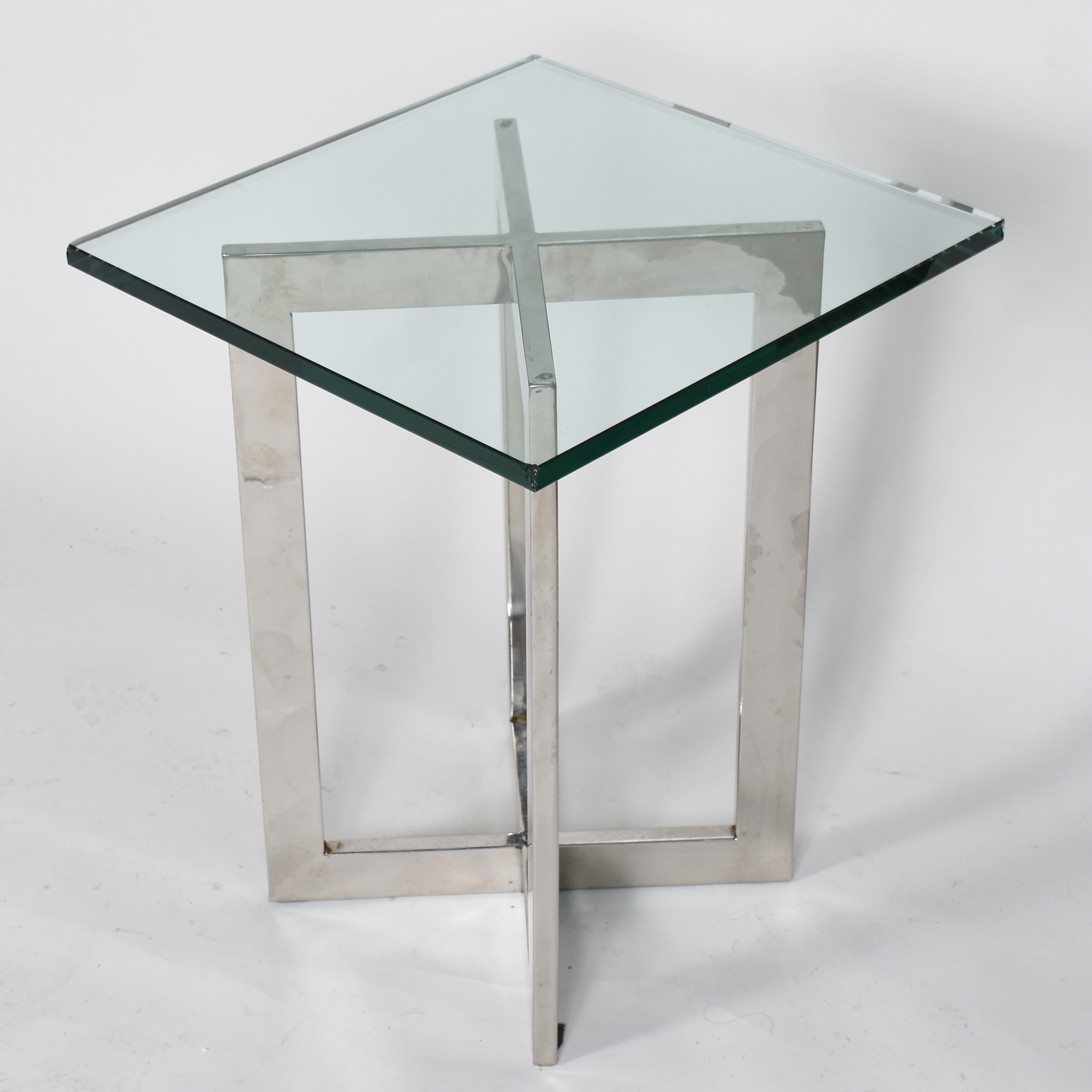 Mesa auxiliar com base de metal, tampo de vidro. (Com bicados). - foto 1 de 5