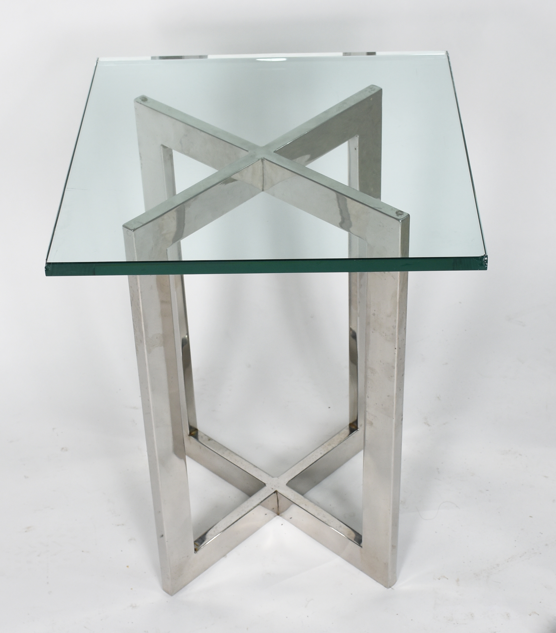 Mesa auxiliar com base de metal, tampo de vidro. (Com bicados). - foto 2 de 5