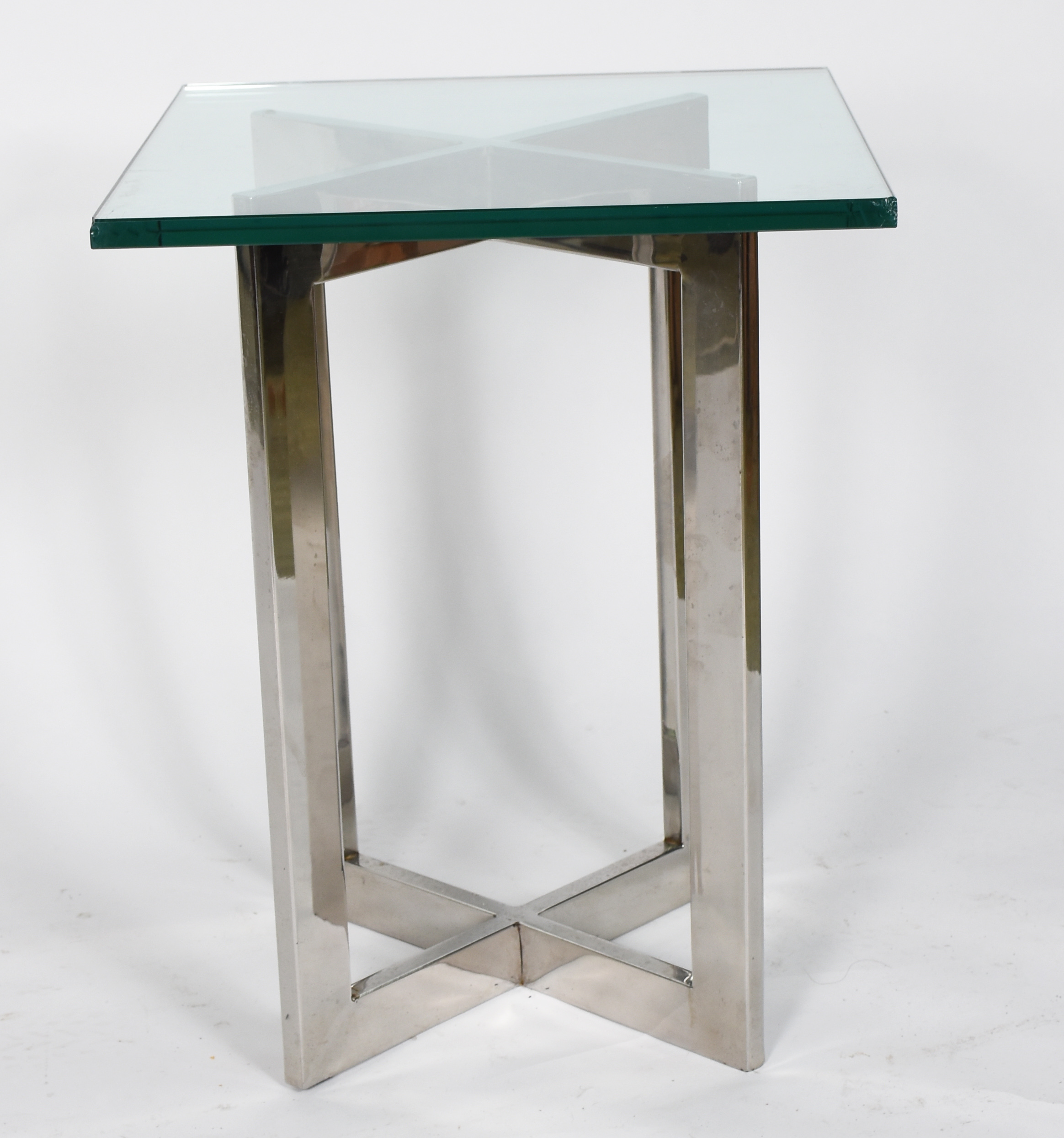 Mesa auxiliar com base de metal, tampo de vidro. (Com bicados). - foto 3 de 5