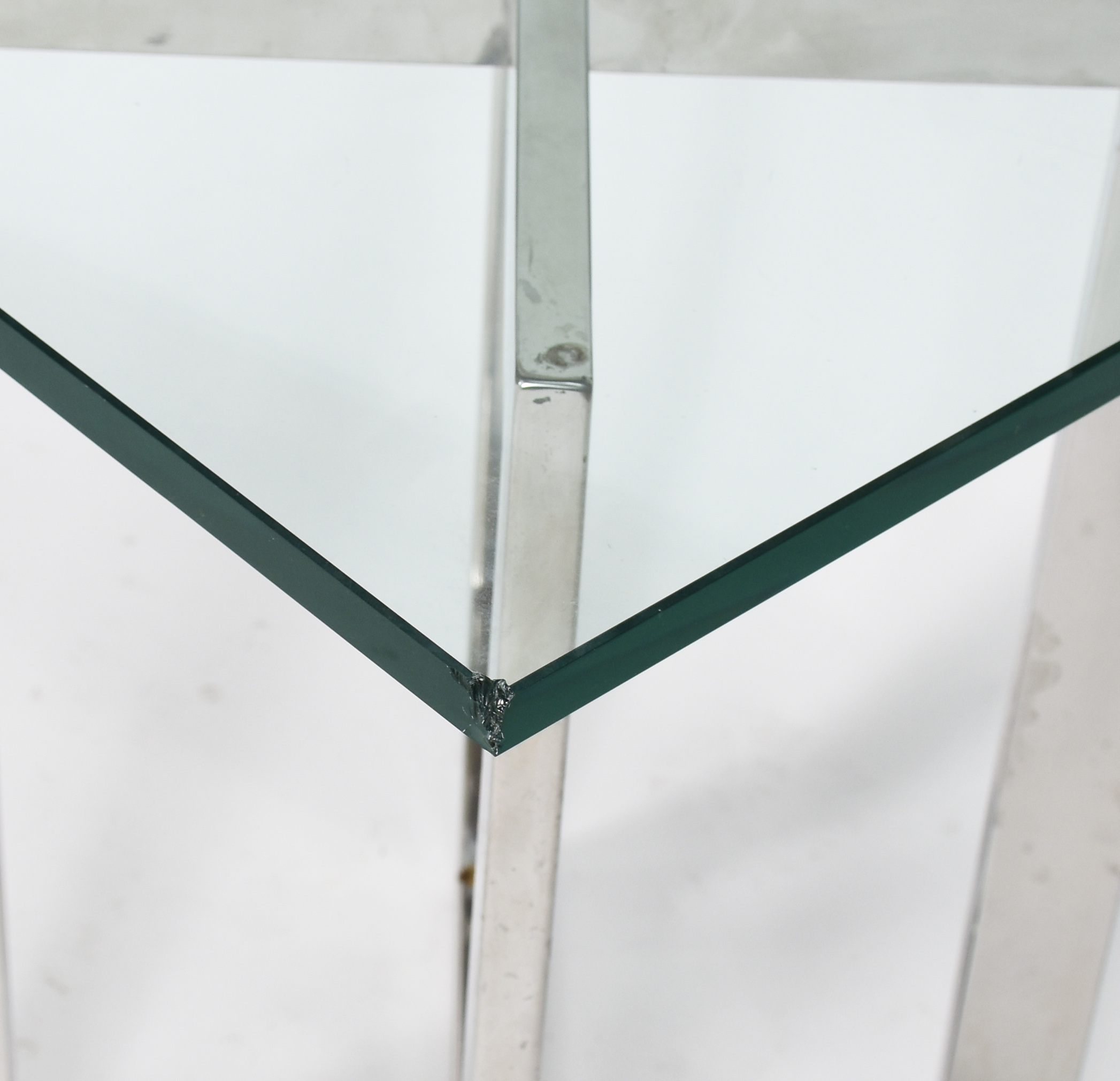Mesa auxiliar com base de metal, tampo de vidro. (Com bicados). - foto 4 de 5
