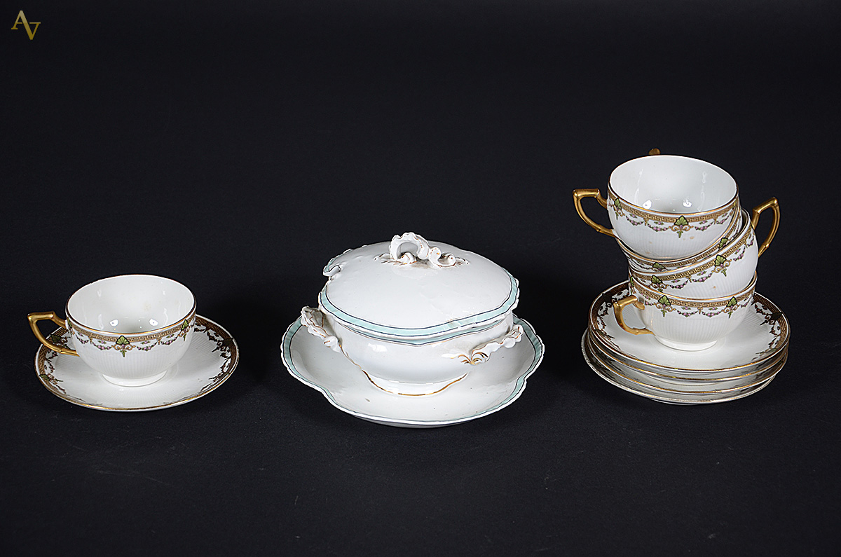Diversas peças de porcelana Limoges, sendo: molheira com presentoir...