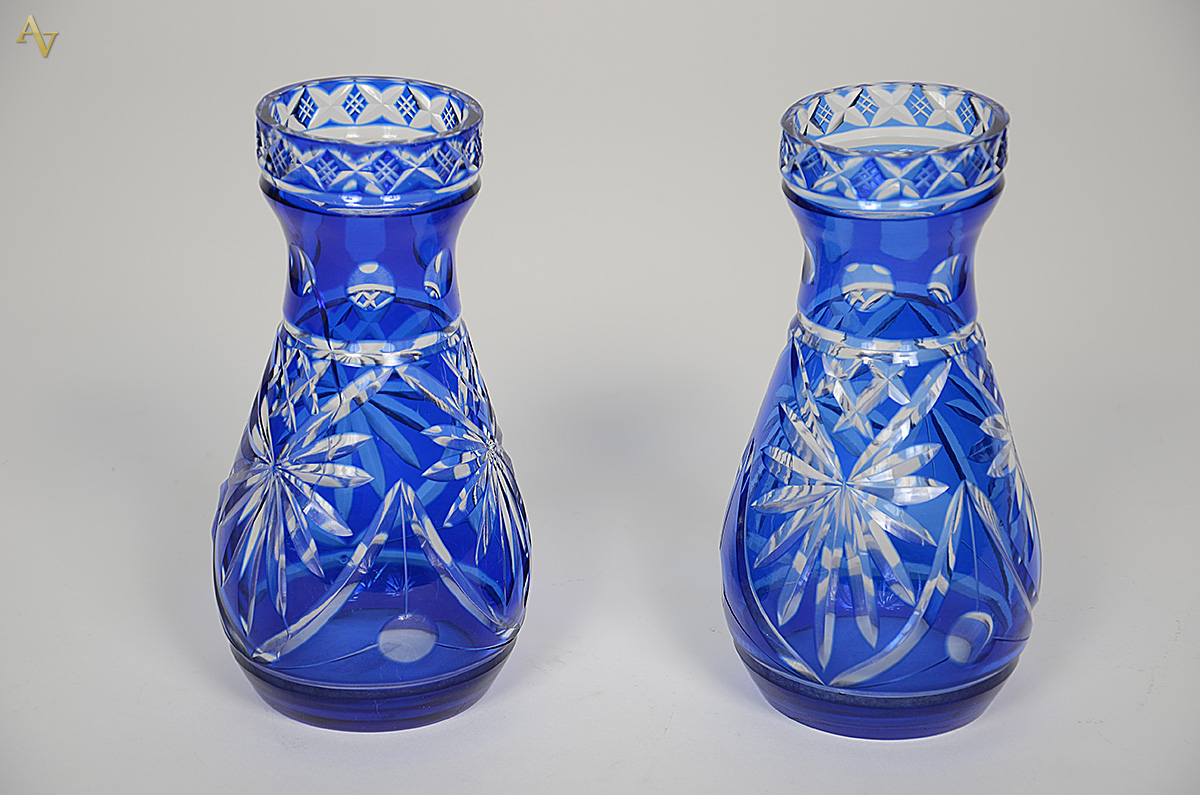 Par de vasos de cristal doublé azul. Altura 20 cm.