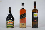Três bebidas, sendo: whisky Johnnie Walker Blac... - Três bebidas, sendo: whisky Johnnie Walker Black Label, vinho bordo Calvet e licor Bayles.