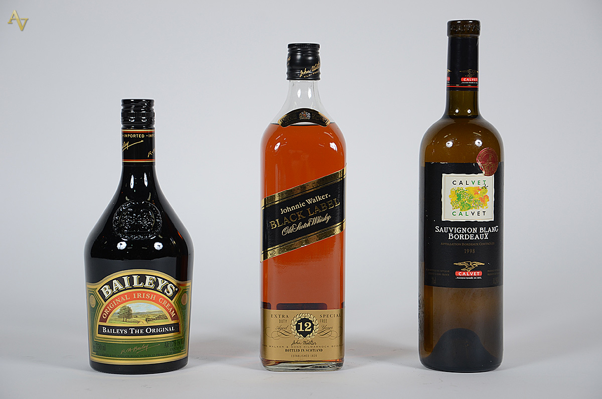 Três bebidas, sendo: whisky Johnnie Walker Black Label, vinho bordo... - foto 1 de 2