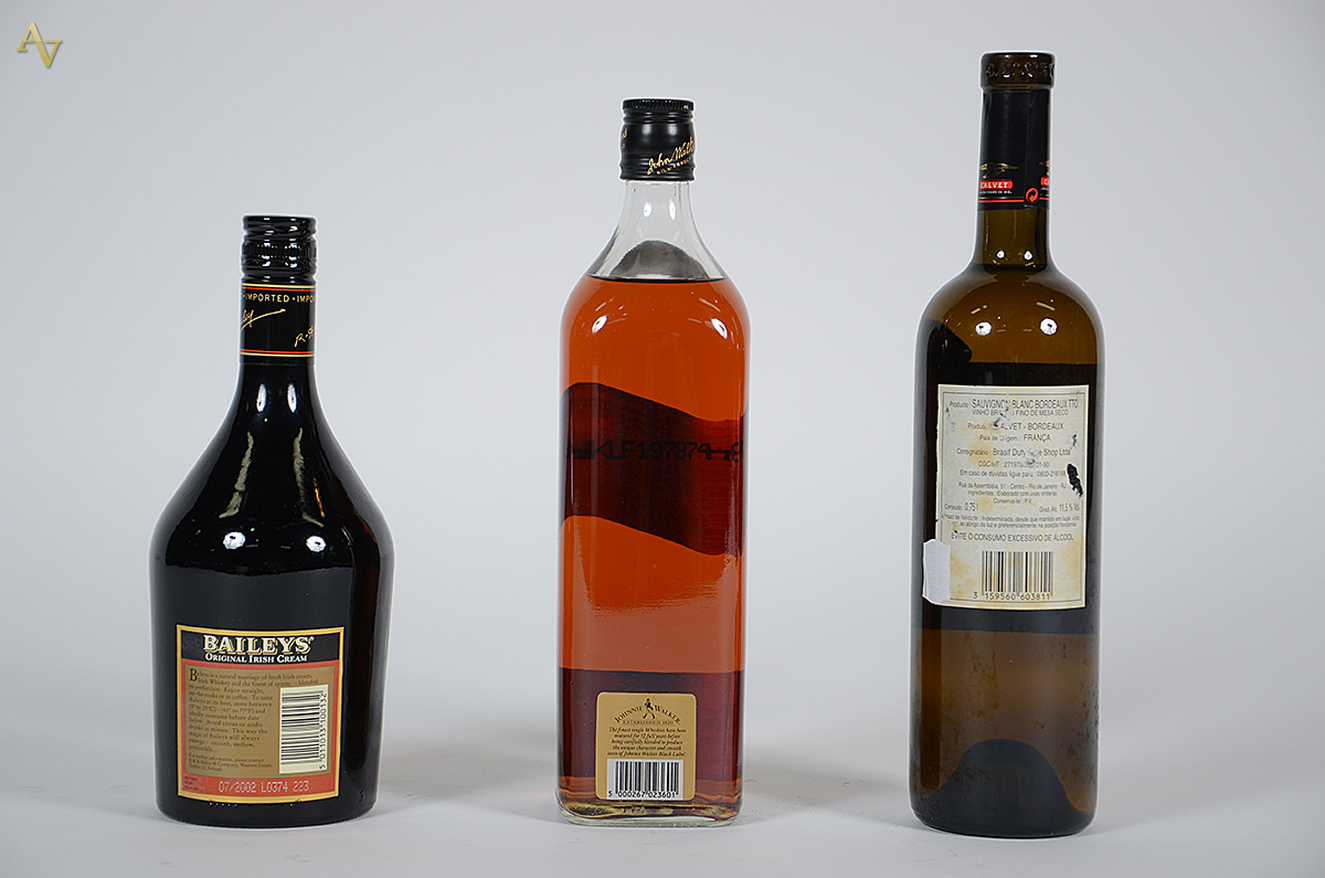 Três bebidas, sendo: whisky Johnnie Walker Black Label, vinho bordo... - foto 2 de 2