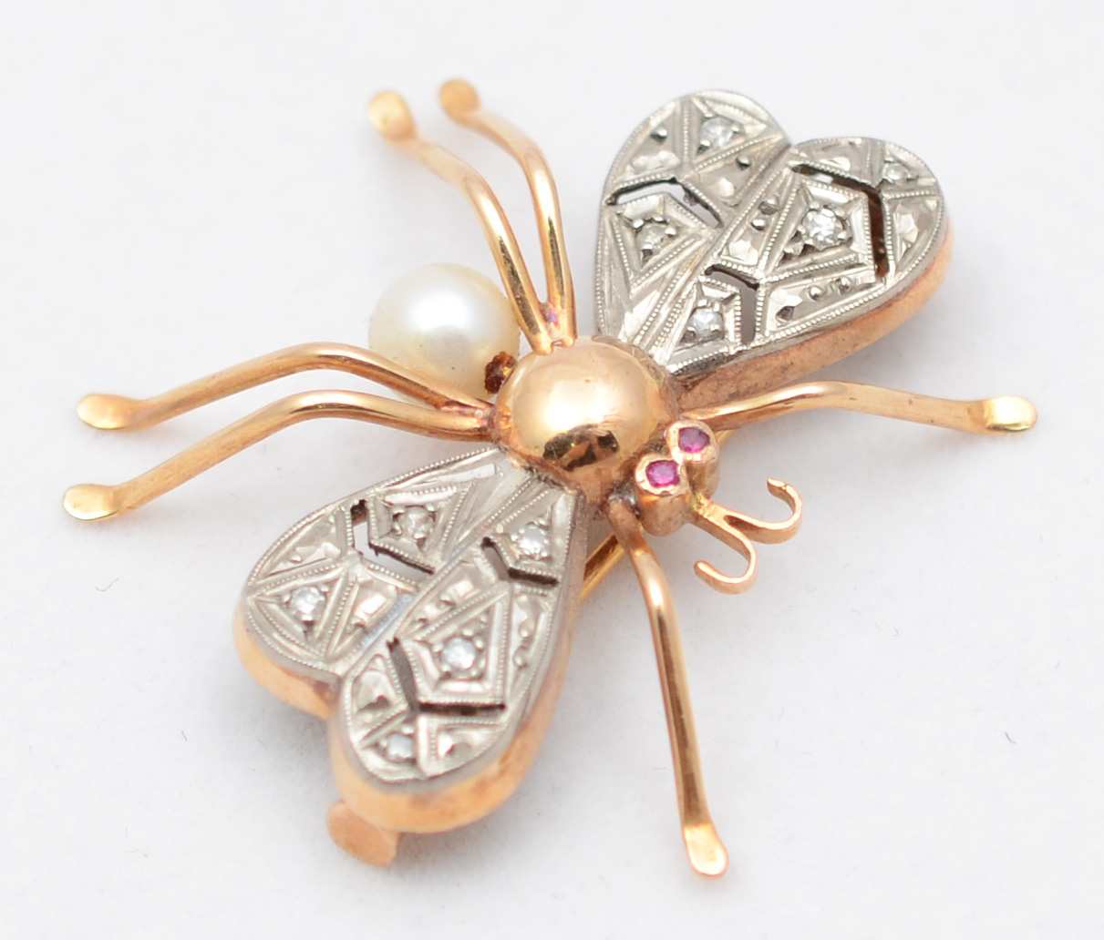 Broche abelha em ouro 18 k, pérola e brilhantes. Peso total 6,3 g.