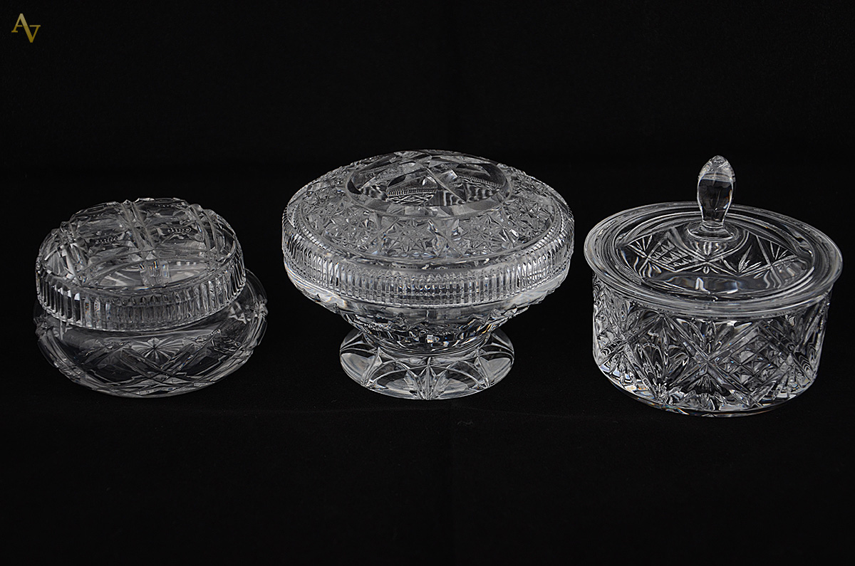 Três potes de cristal. Medidas 11 cm de diâmetro e 8 cm de altura; 9...