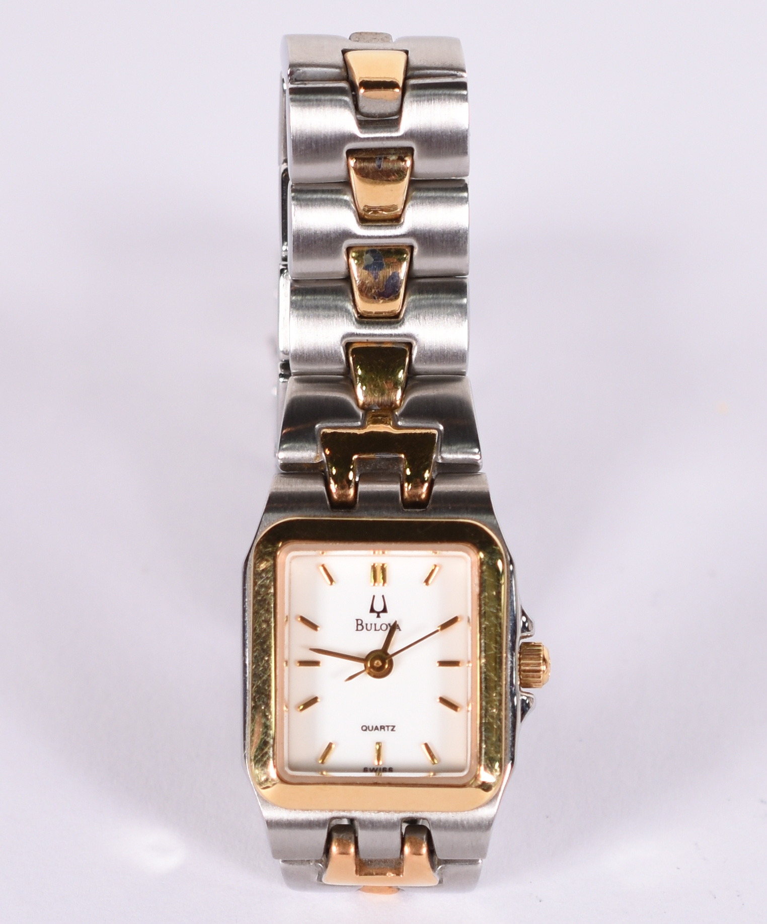 Relógio Bulova feminino de aço e detalhes dourados. Novo e na caixa. - foto 1 de 4