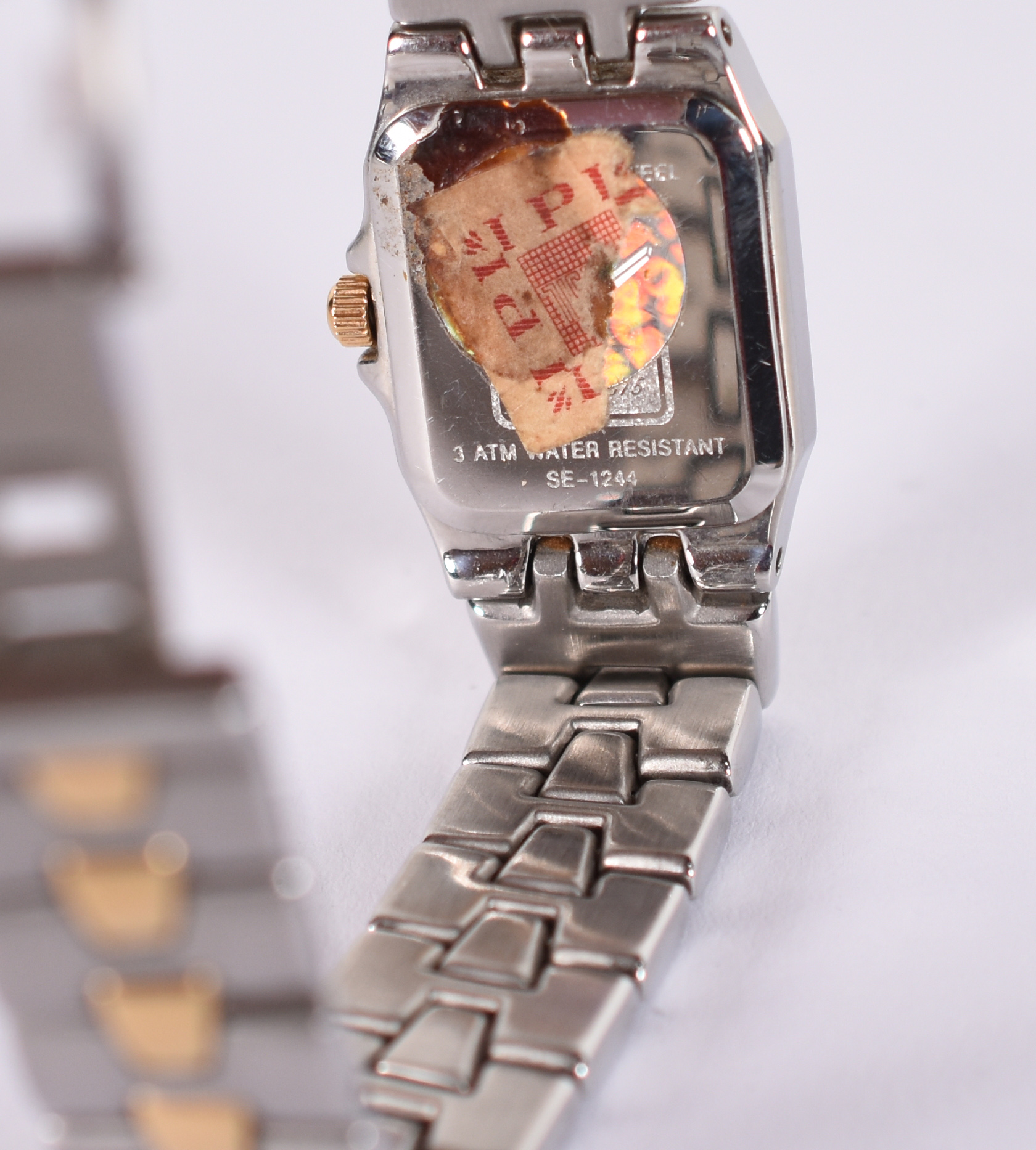 Relógio Bulova feminino de aço e detalhes dourados. Novo e na caixa. - foto 2 de 4