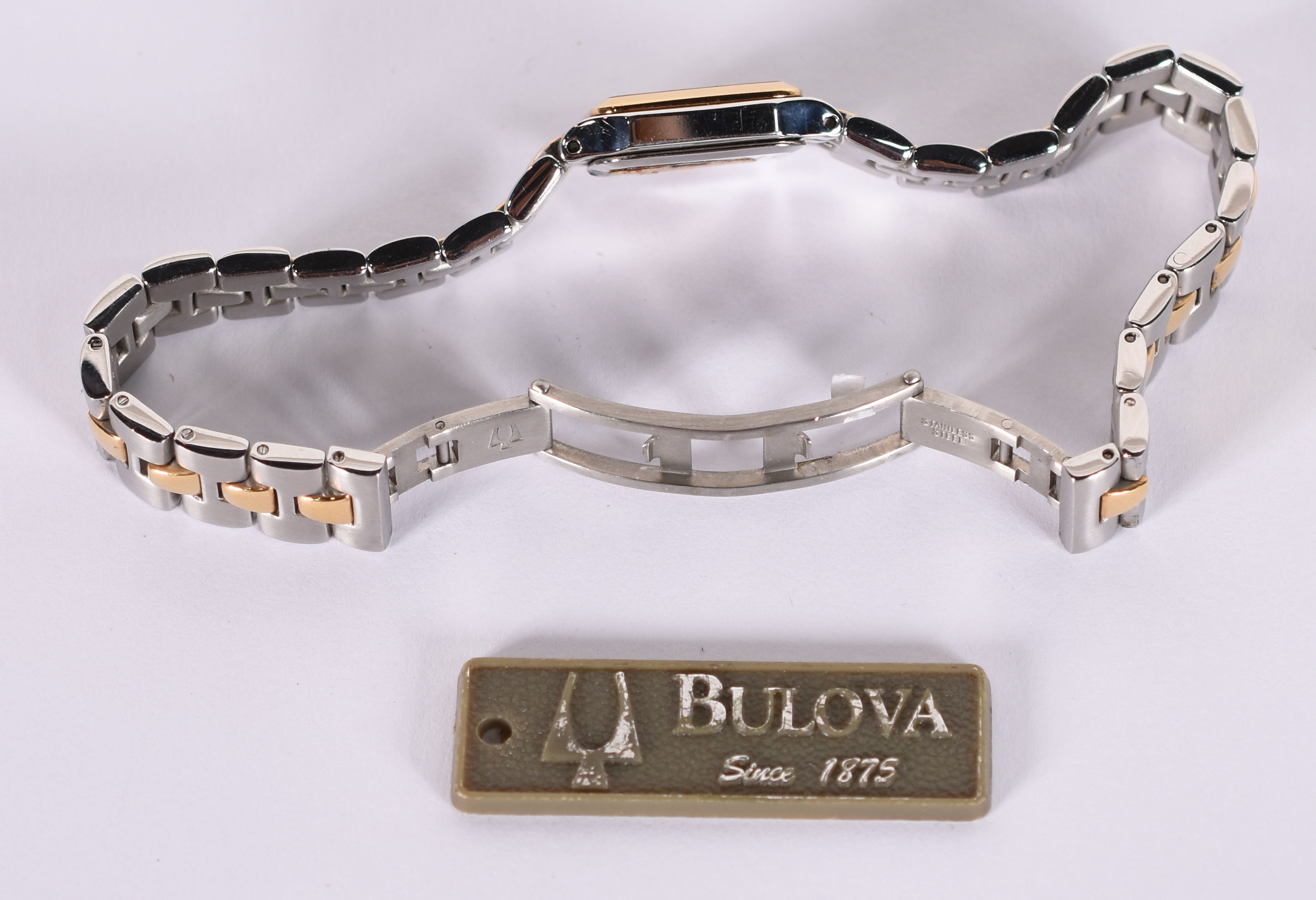 Relógio Bulova feminino de aço e detalhes dourados. Novo e na caixa. - foto 3 de 4