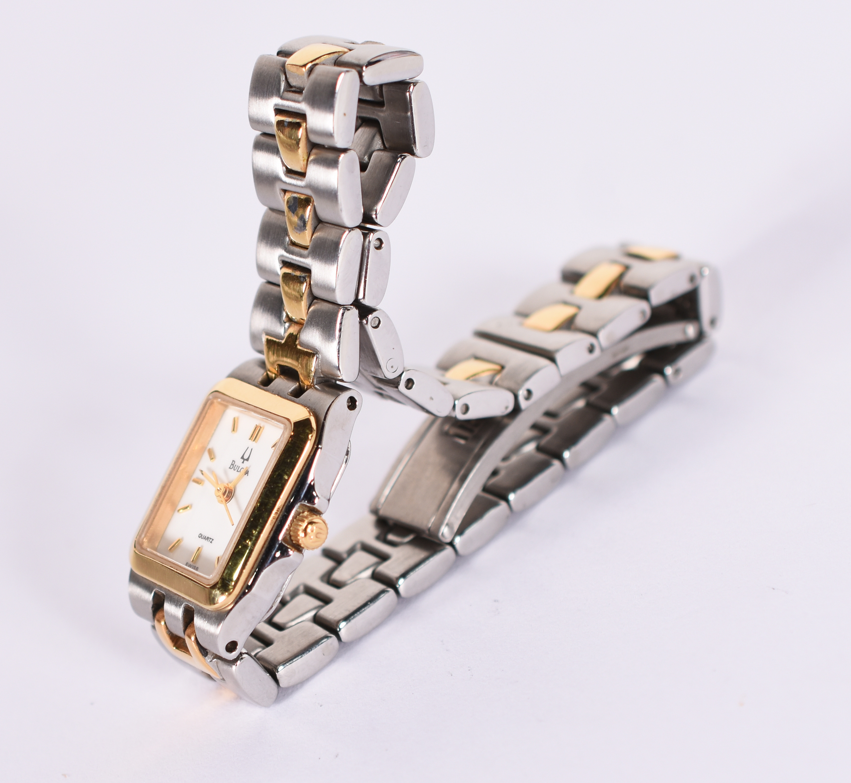 Relógio Bulova feminino de aço e detalhes dourados. Novo e na caixa. - foto 4 de 4