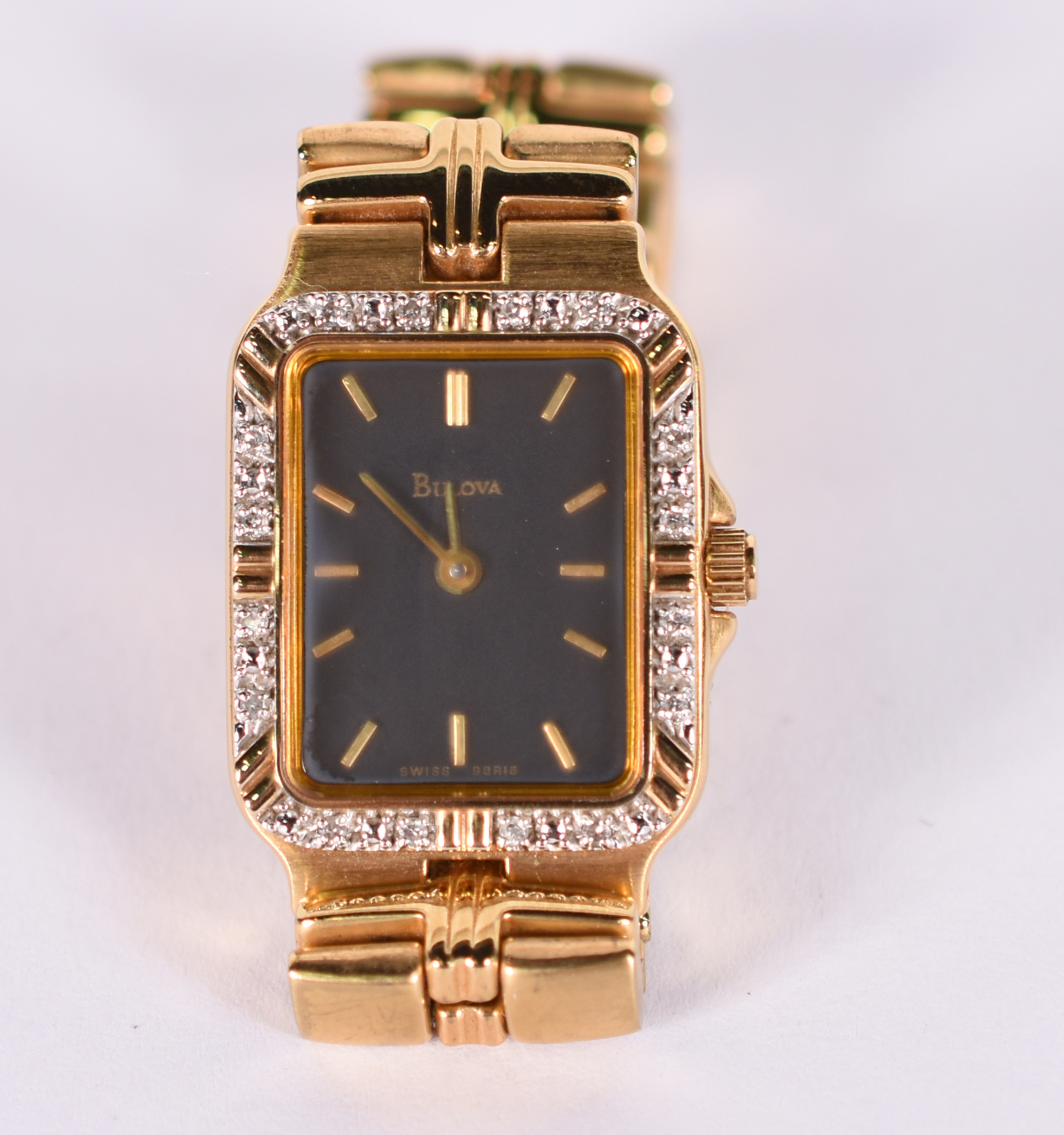 Relógio Bulova feminino, dourado, máquina Swiss, com caixa. Novo. - foto 1 de 5