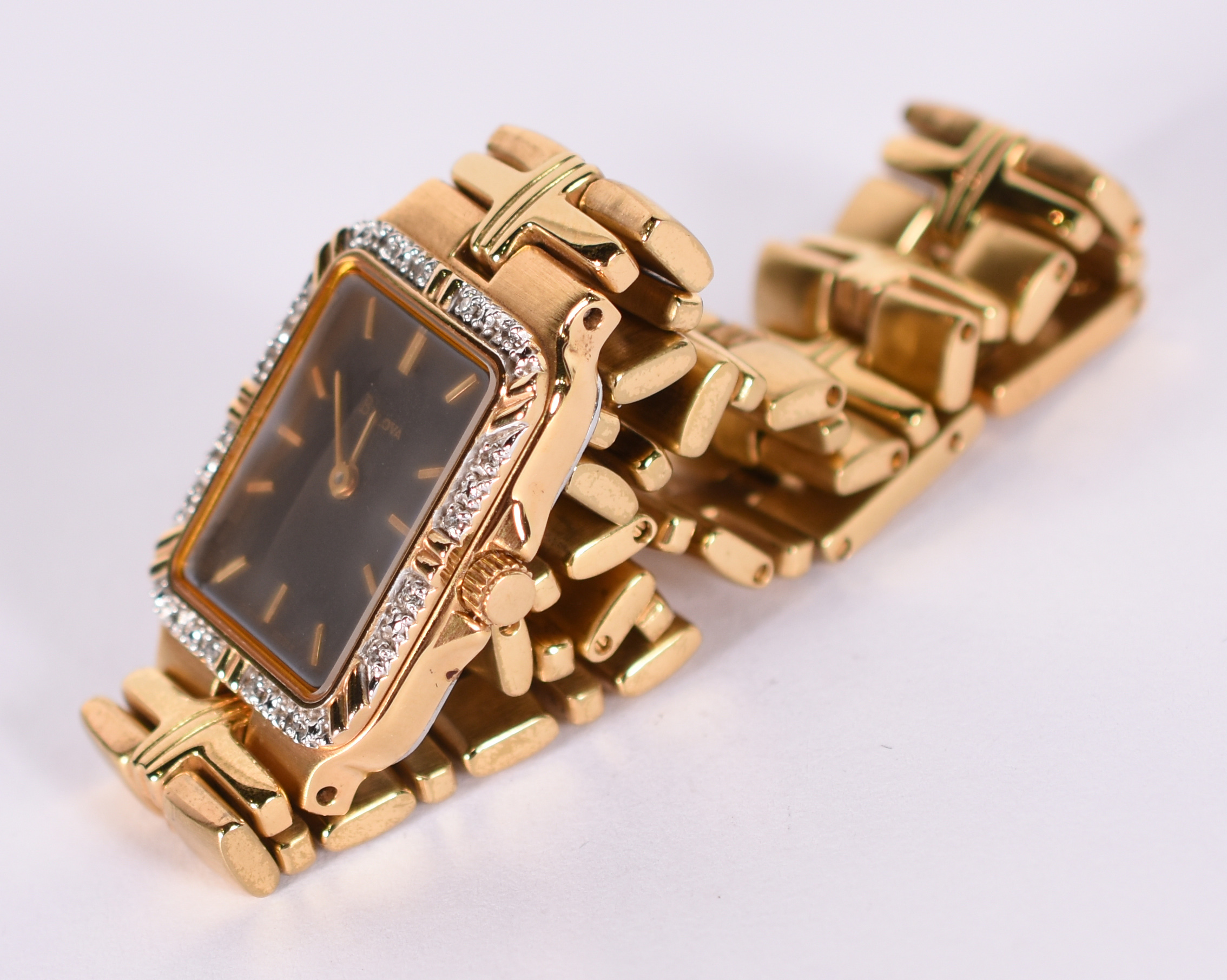 Relógio Bulova feminino, dourado, máquina Swiss, com caixa. Novo. - foto 2 de 5