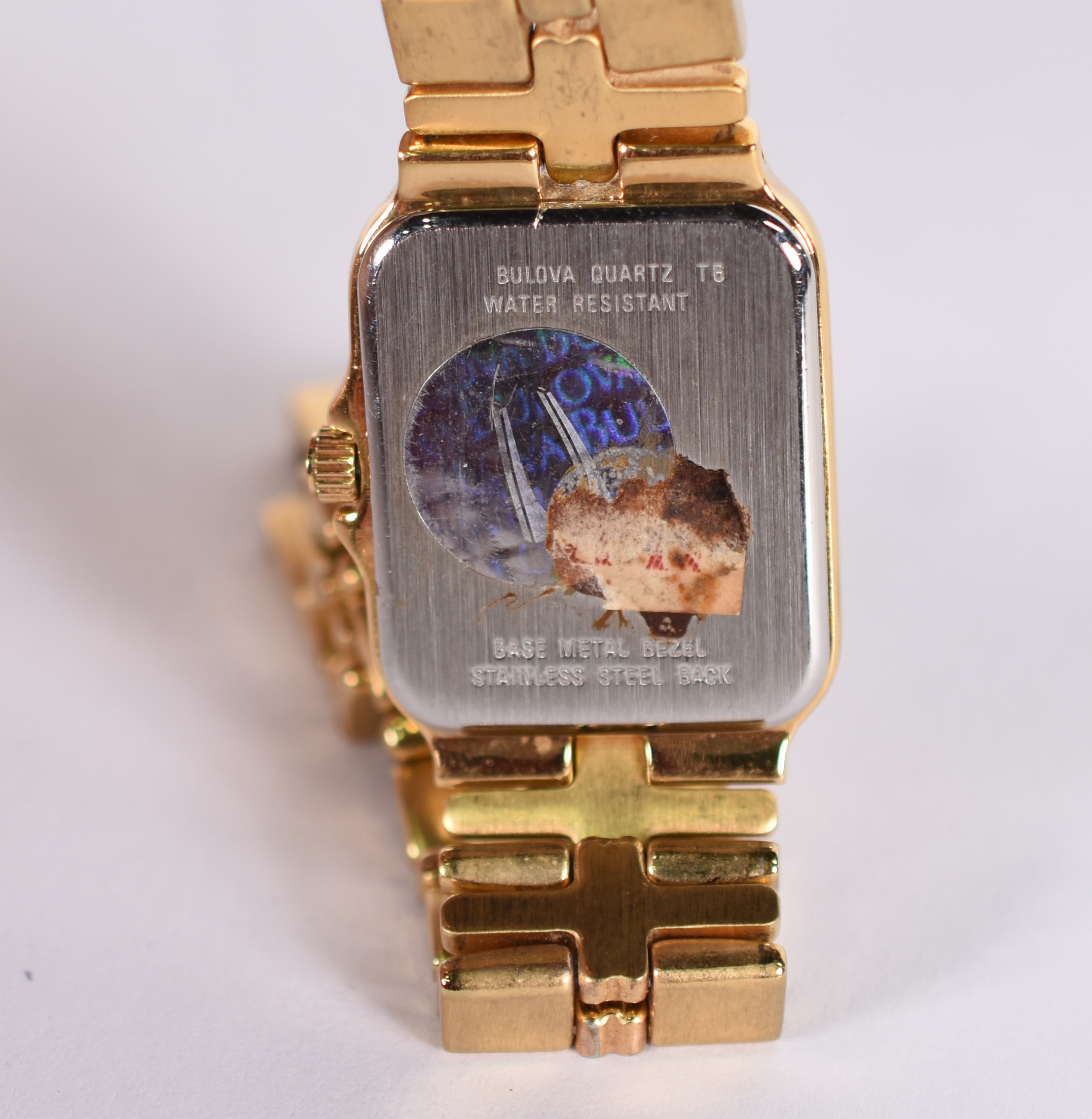 Relógio Bulova feminino, dourado, máquina Swiss, com caixa. Novo. - foto 4 de 5