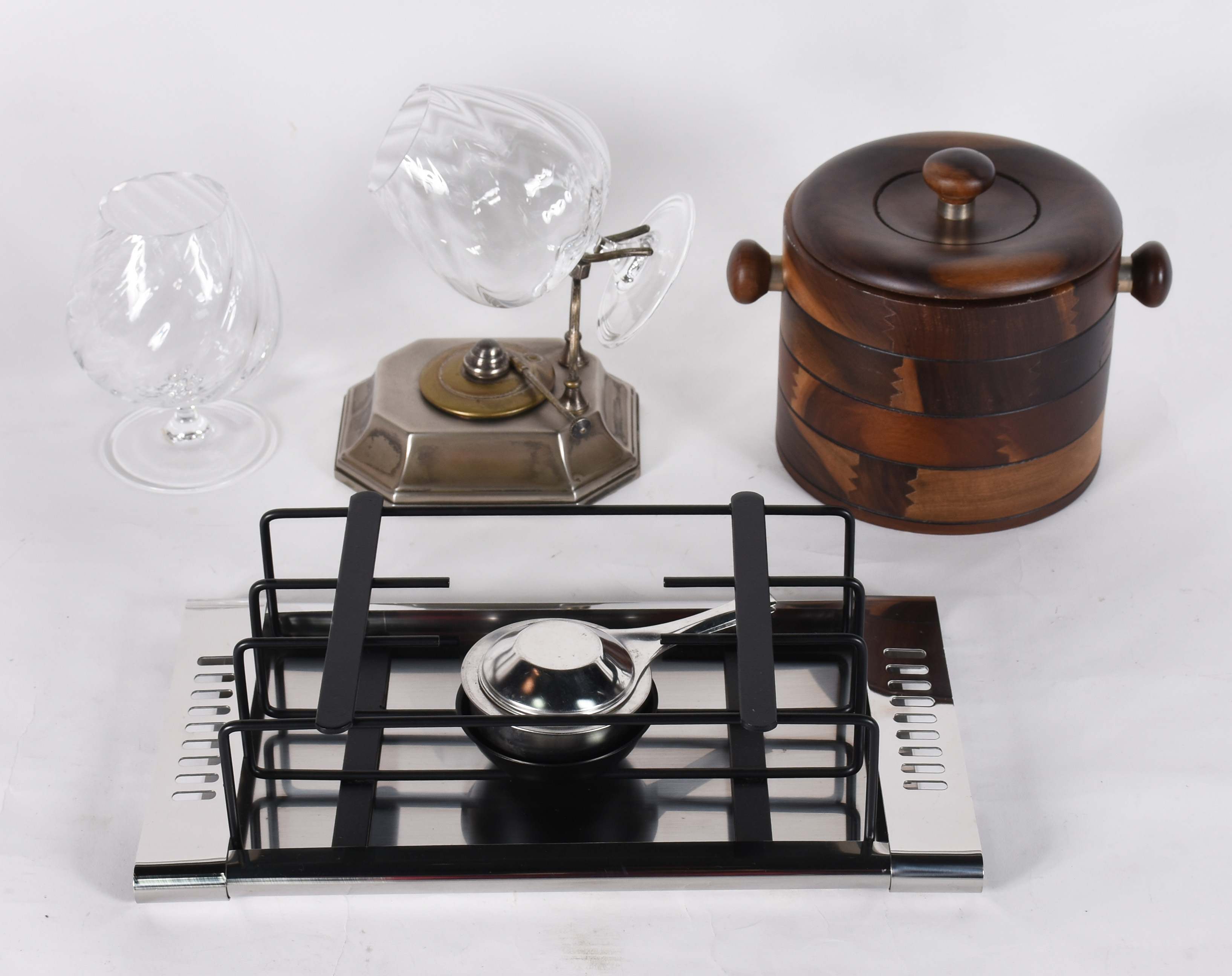 Diversas peças, sendo: Rechaud de inox, 1 balde de gelo de madeira e... - foto 1 de 5