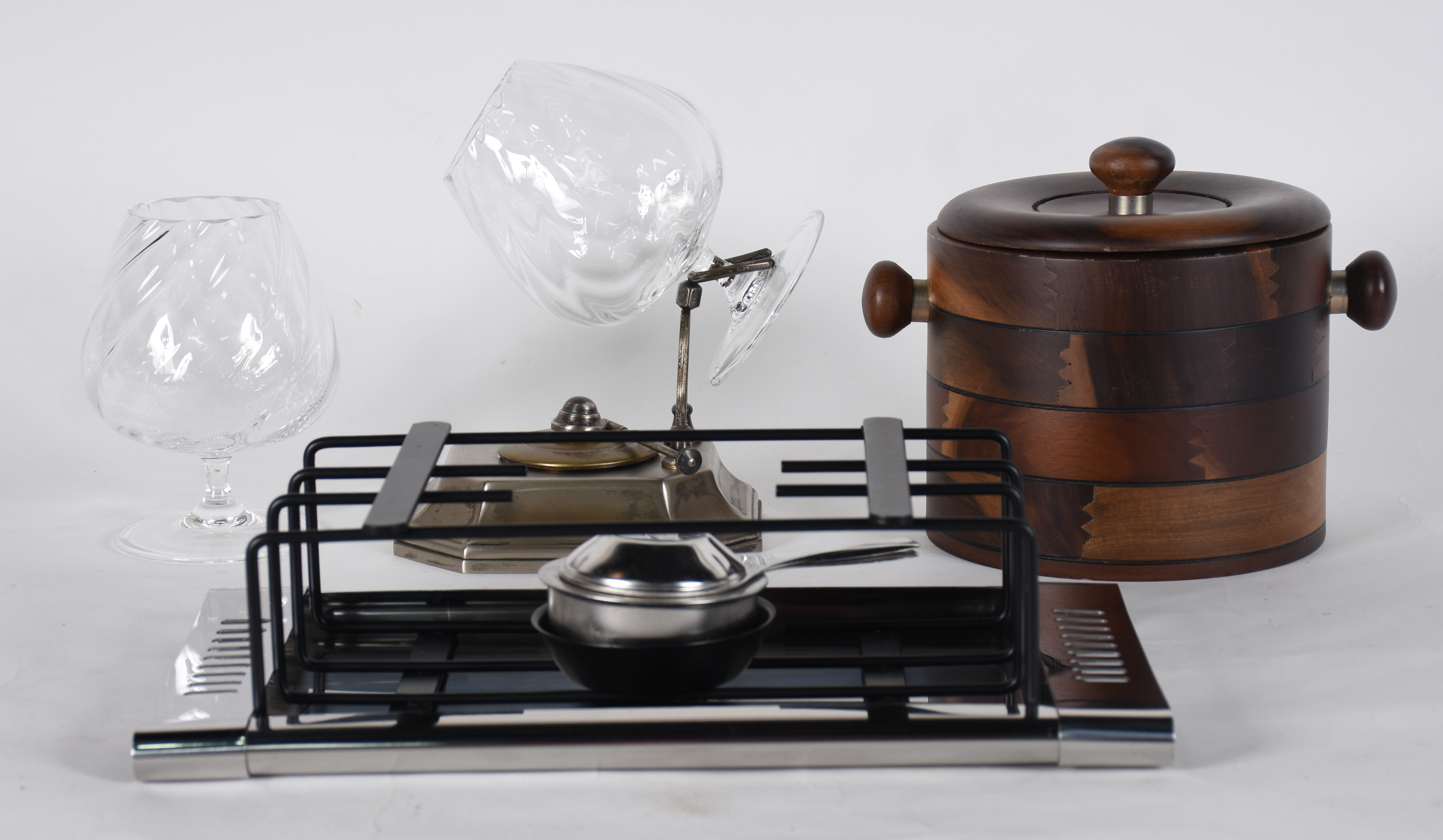 Diversas peças, sendo: Rechaud de inox, 1 balde de gelo de madeira e... - foto 2 de 5