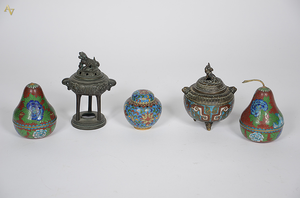 Cinco pequenas peças de cloisonne e bronze, sendo dois incensórios e...