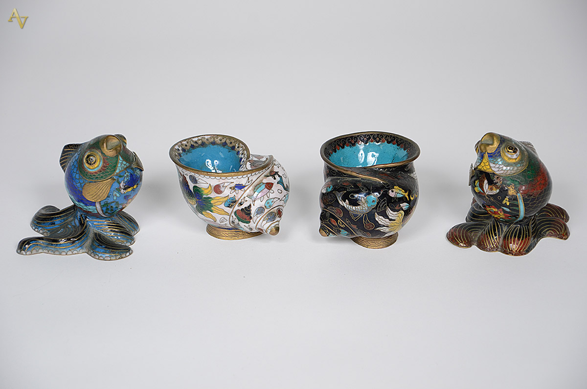 Quatro pequenas peças de cloisonne sendo dois peixes e dois... - foto 1 de 2