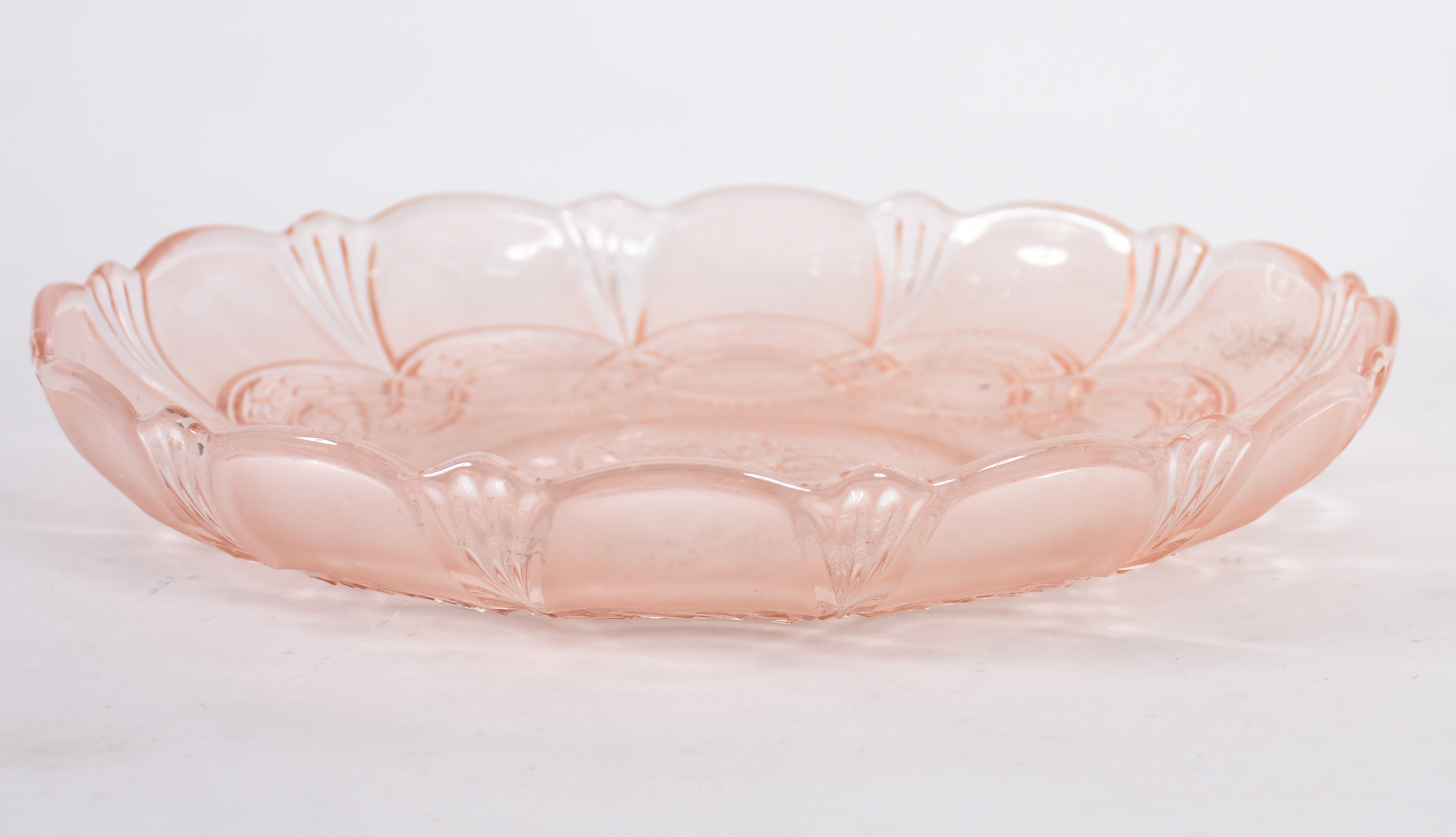 Prato para doce de antigo vidro na cor rosa com trabalhos em relevo. - foto 1 de 4