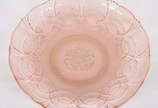 Prato para doce de antigo vidro na cor rosa com... - Prato para doce de antigo vidro na cor rosa com trabalhos em relevo.
