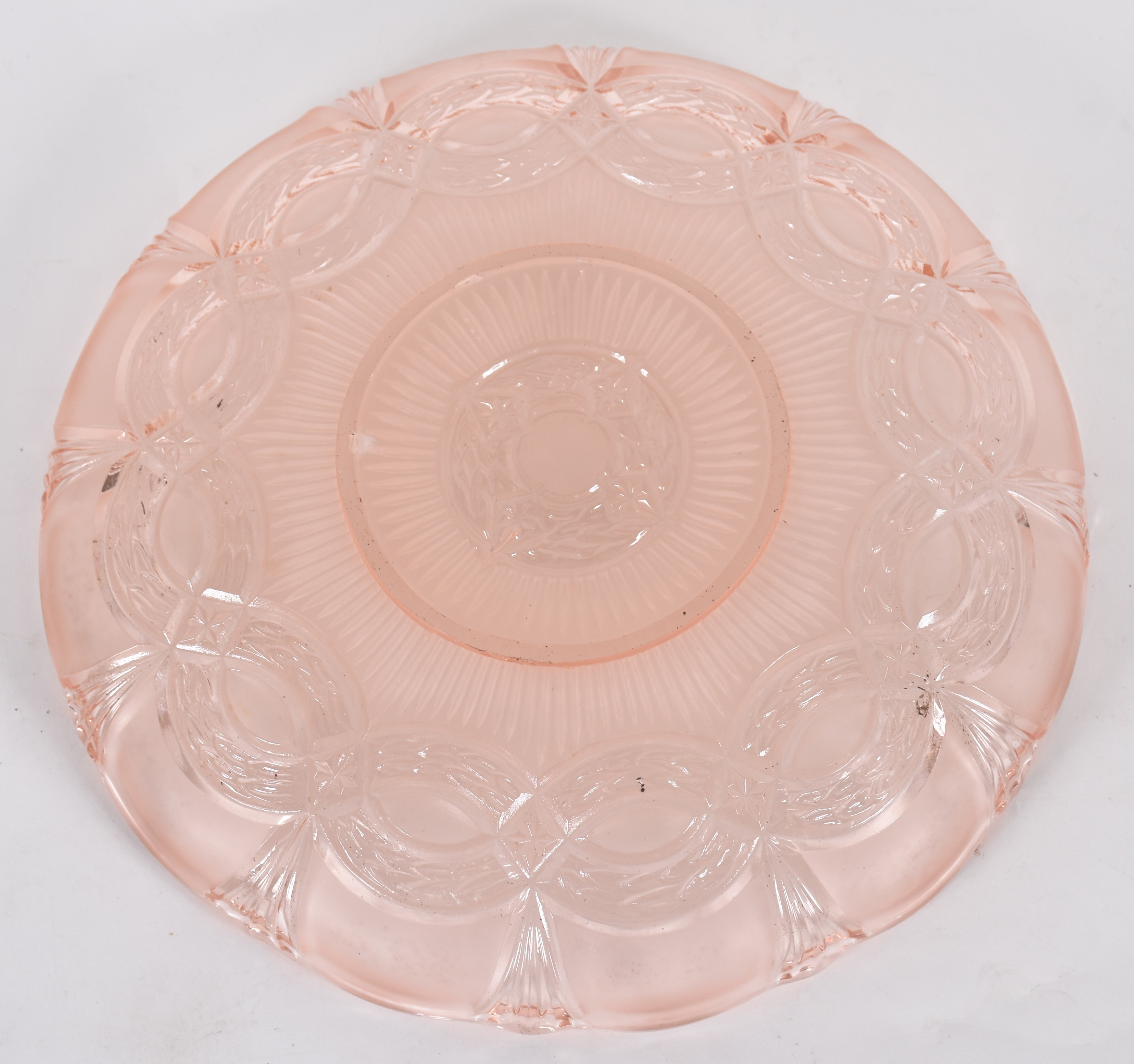 Prato para doce de antigo vidro na cor rosa com trabalhos em relevo. - foto 3 de 4