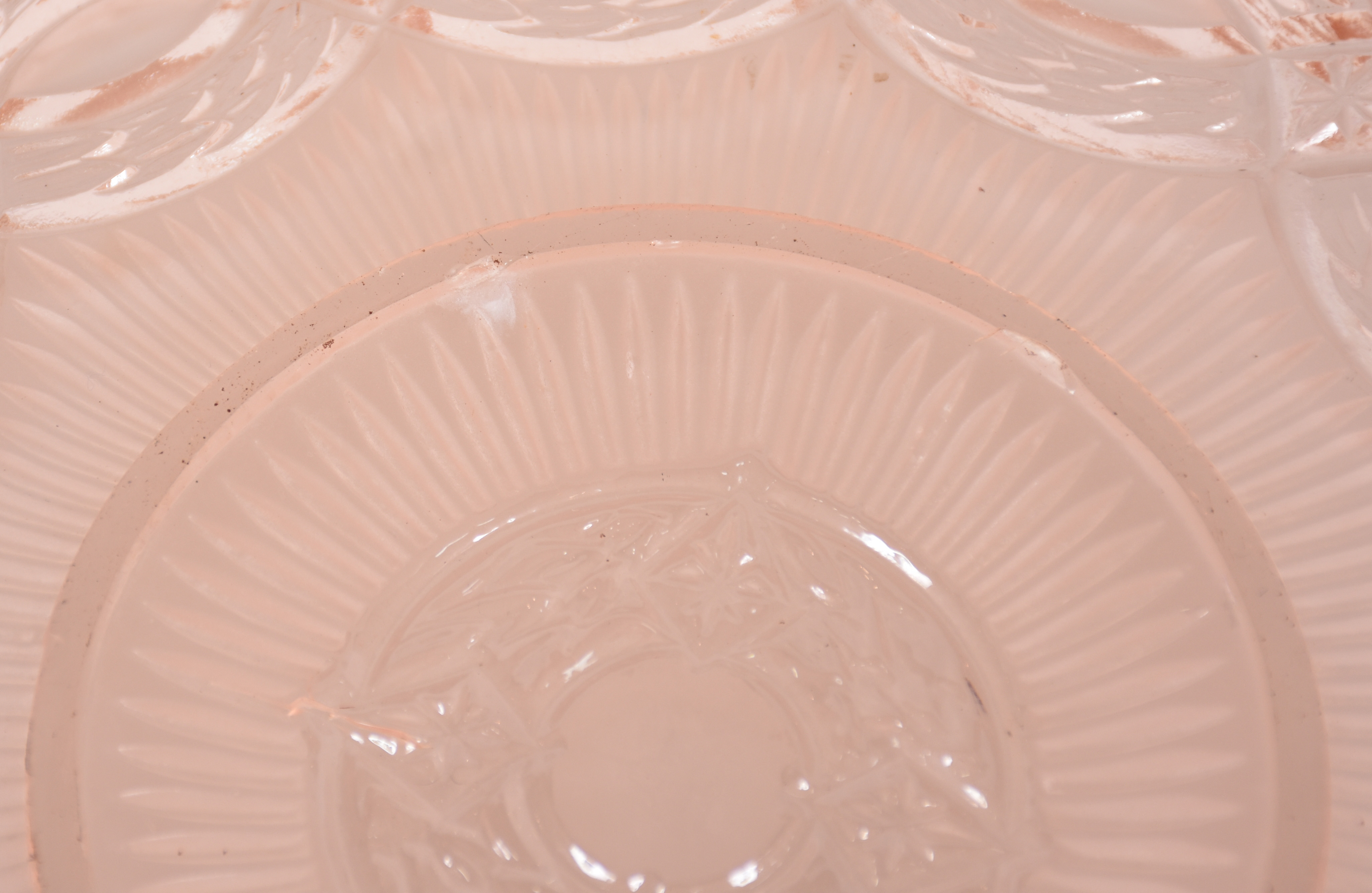 Prato para doce de antigo vidro na cor rosa com trabalhos em relevo. - foto 4 de 4