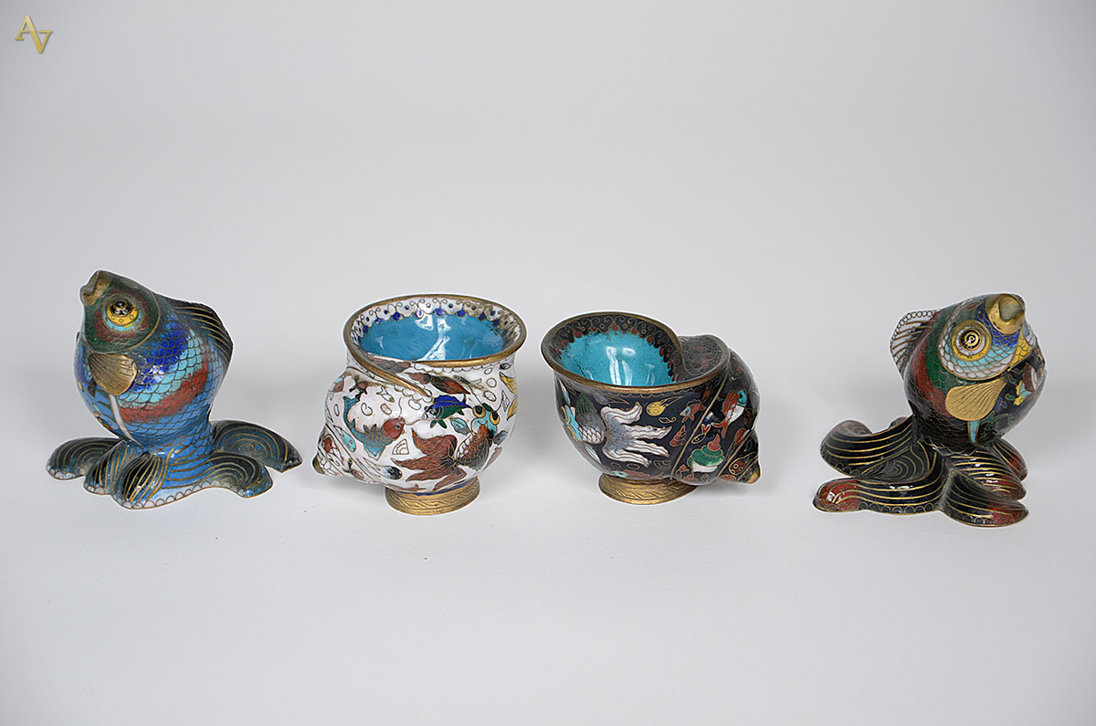 Quatro pequenas peças de cloisonne sendo dois peixes e dois... - foto 2 de 2
