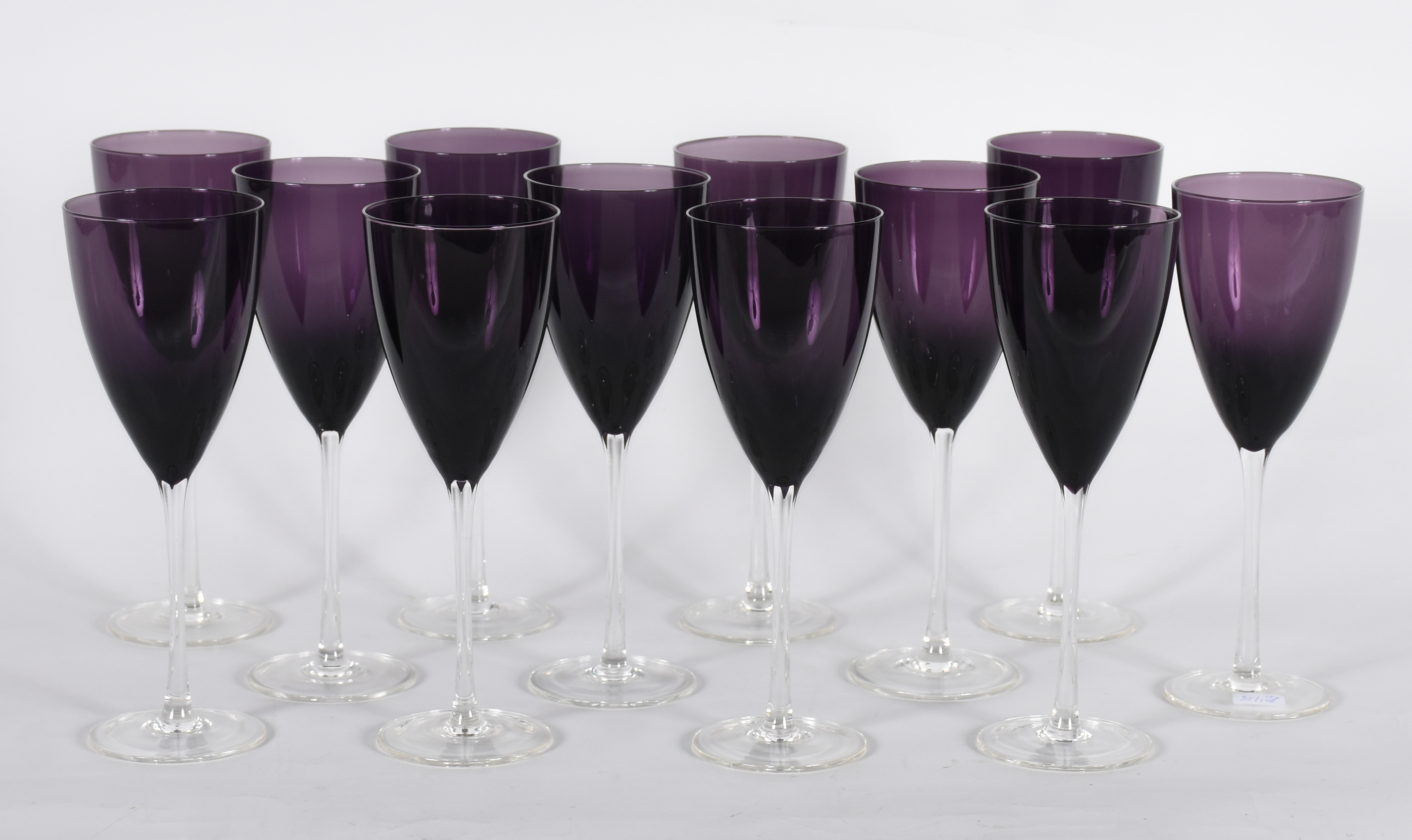 Conjunto com doze cálices para vinho na cor lilás. - foto 1 de 3
