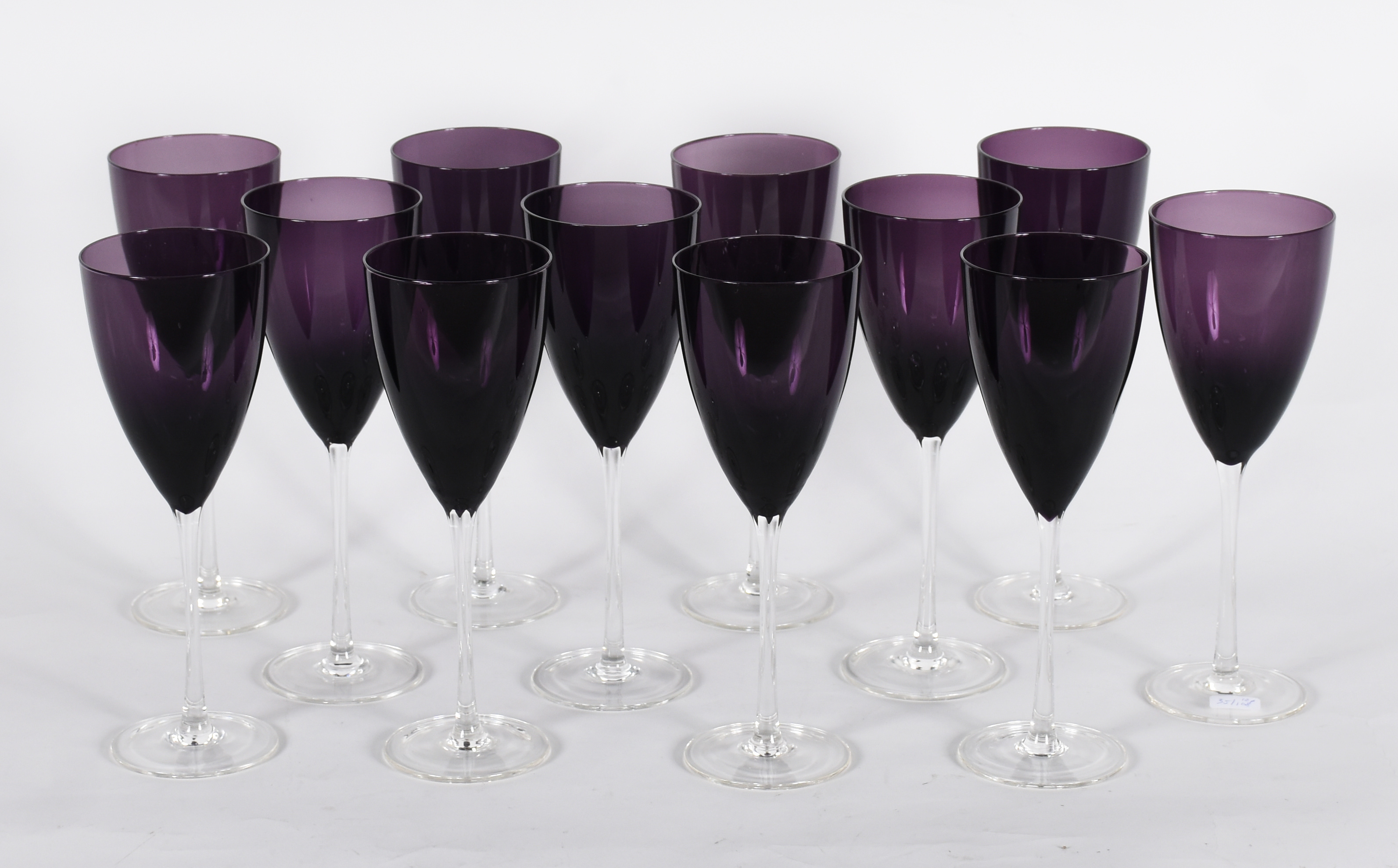Conjunto com doze cálices para vinho na cor lilás. - foto 2 de 3