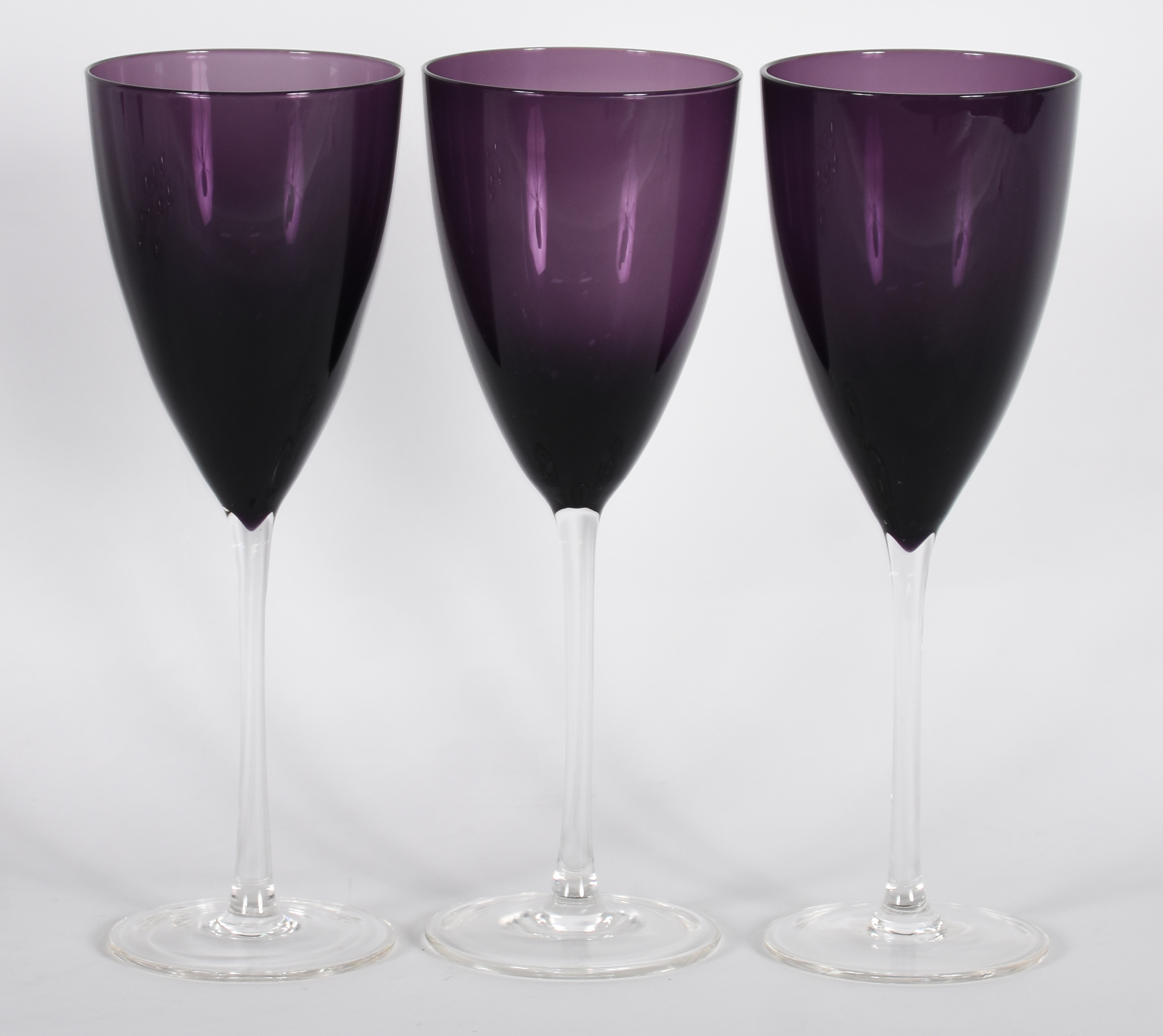 Conjunto com doze cálices para vinho na cor lilás. - foto 3 de 3