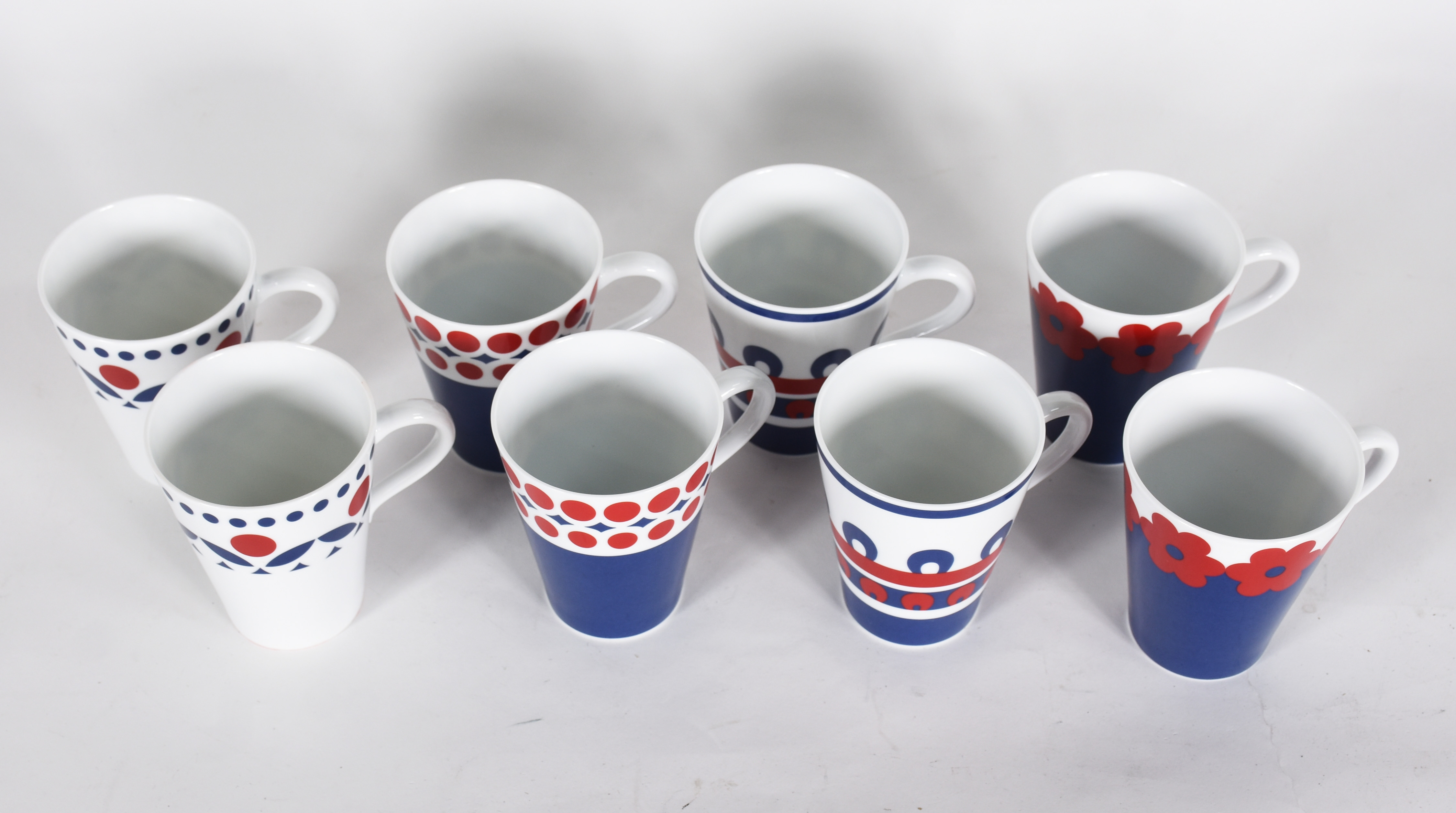 Oito canecas de porcelana portuguesa Vista Alegre, decoradas em azul... - foto 2 de 4