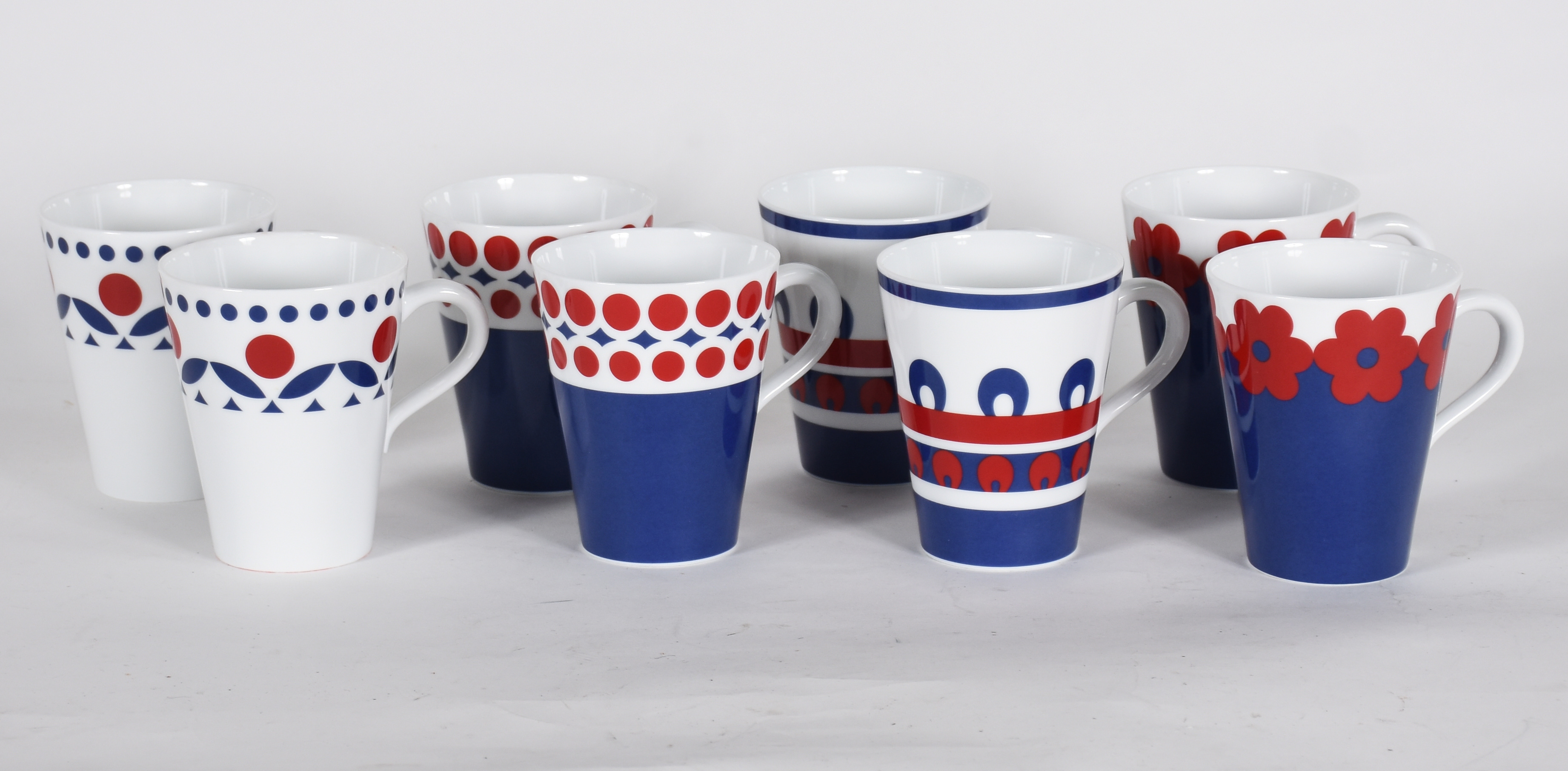 Oito canecas de porcelana portuguesa Vista Alegre, decoradas em azul... - foto 1 de 4