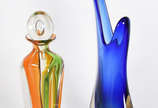 Duas peças de Murano, sendo: Garrafa nas cores ... - Duas peças de Murano, sendo: Garrafa nas cores laranja e verde assinada Molinari e,  Vaso azul com borda em pontas.