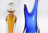 Duas peças de Murano, sendo: Garrafa nas cores ... - Duas peças de Murano, sendo: Garrafa nas cores laranja e verde assinada Molinari e,  Vaso azul com borda em pontas.