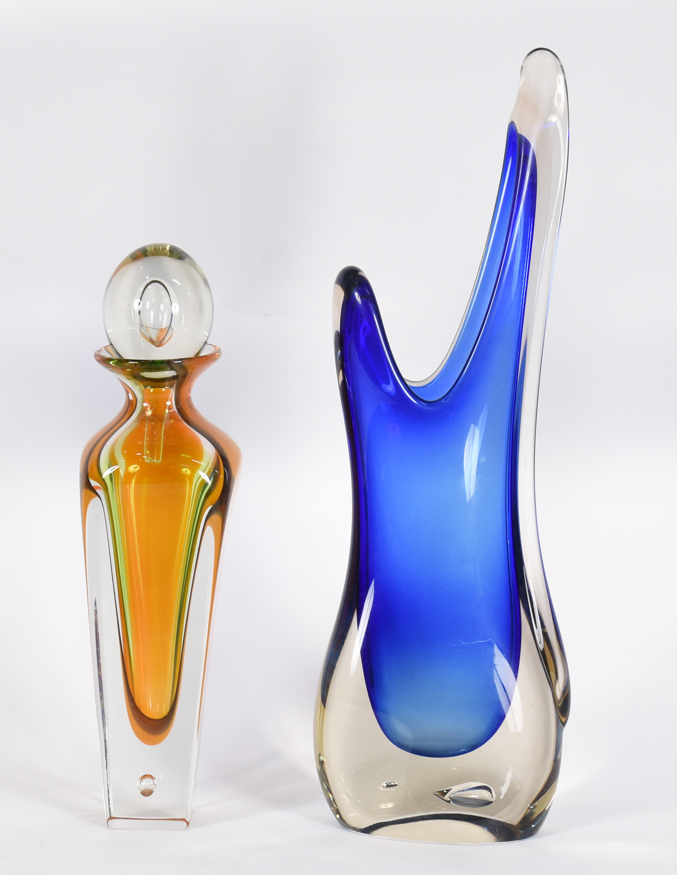 Duas peças de Murano, sendo: Garrafa nas cores laranja e verde... - foto 2 de 4